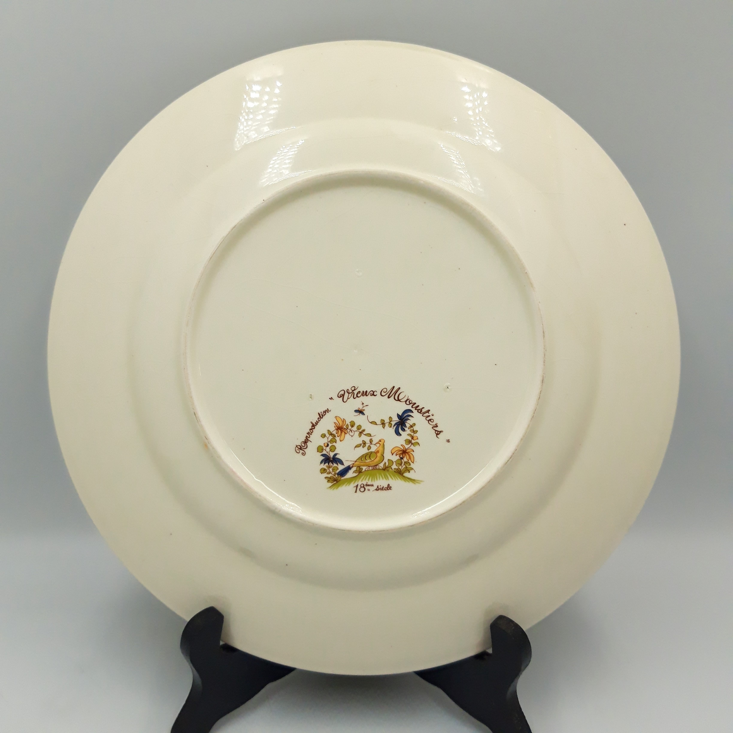 Voir photo 3 de Plat rond reproduction 'Vieux Moustiers' 18ᵉ siècle, diamètre 26 cm Plat rond reproduction 'Vieux Moustiers' 18ᵉ siècle, diamètre 26 cm reconditionné photo 3