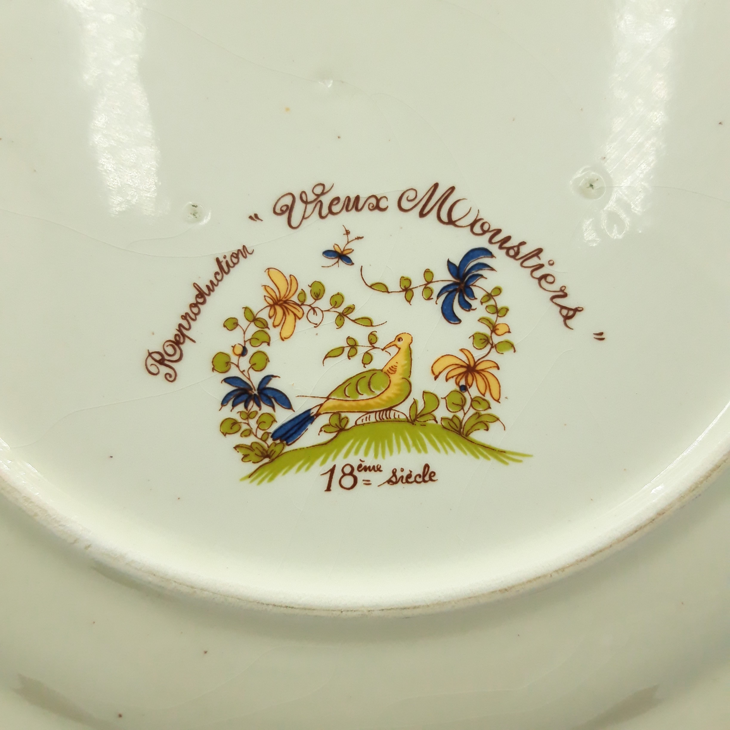 Voir photo 4 de Plat rond reproduction 'Vieux Moustiers' 18ᵉ siècle, diamètre 26 cm Plat rond reproduction 'Vieux Moustiers' 18ᵉ siècle, diamètre 26 cm reconditionné photo 4