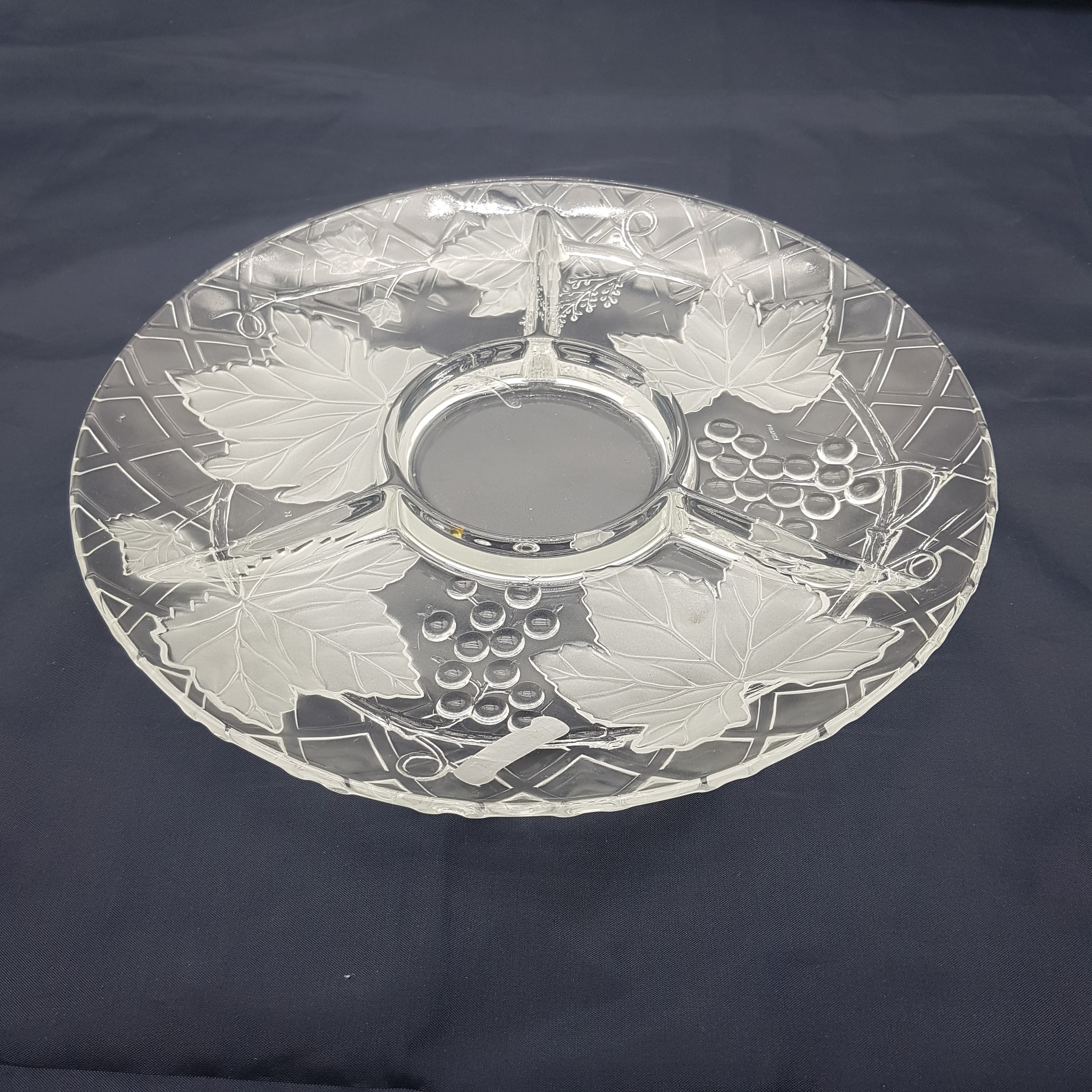 Voir photo 2 de Plat serviteur 4 compartiments - Verre transparent - Motif raisin et feuille de vigne Plat serviteur 4 compartiments - Verre transparent - Motif raisin et feuille de vigne Très bon état reconditionné photo 2
