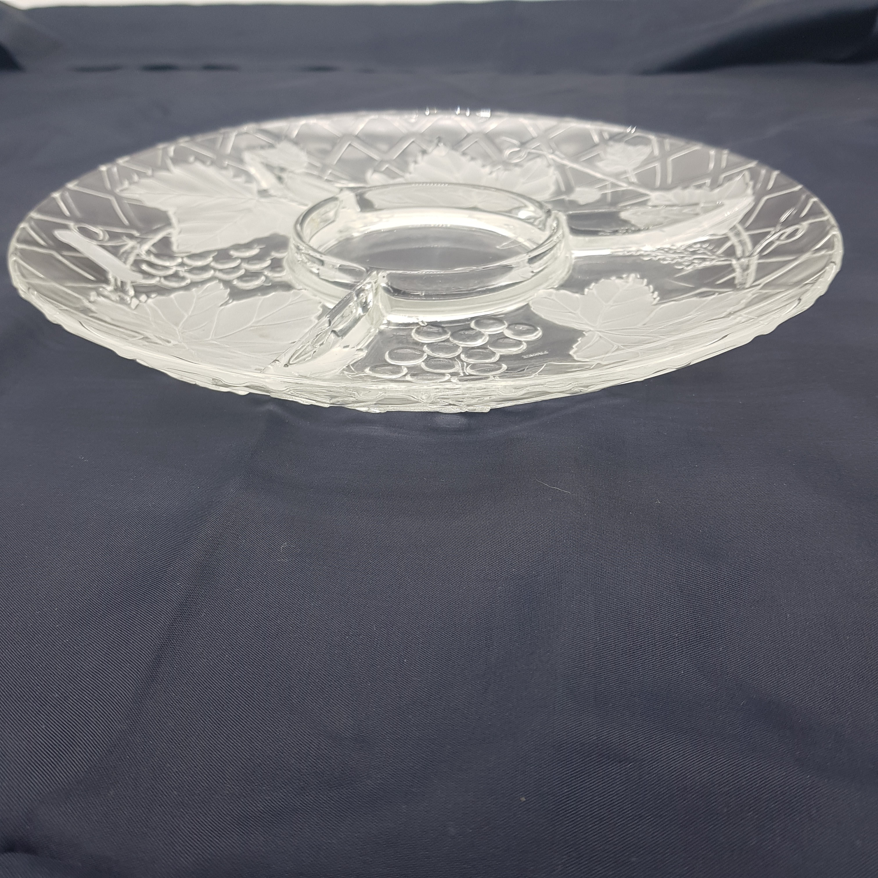 Voir photo 4 de Plat serviteur 4 compartiments - Verre transparent - Motif raisin et feuille de vigne Plat serviteur 4 compartiments - Verre transparent - Motif raisin et feuille de vigne Très bon état reconditionné photo 4
