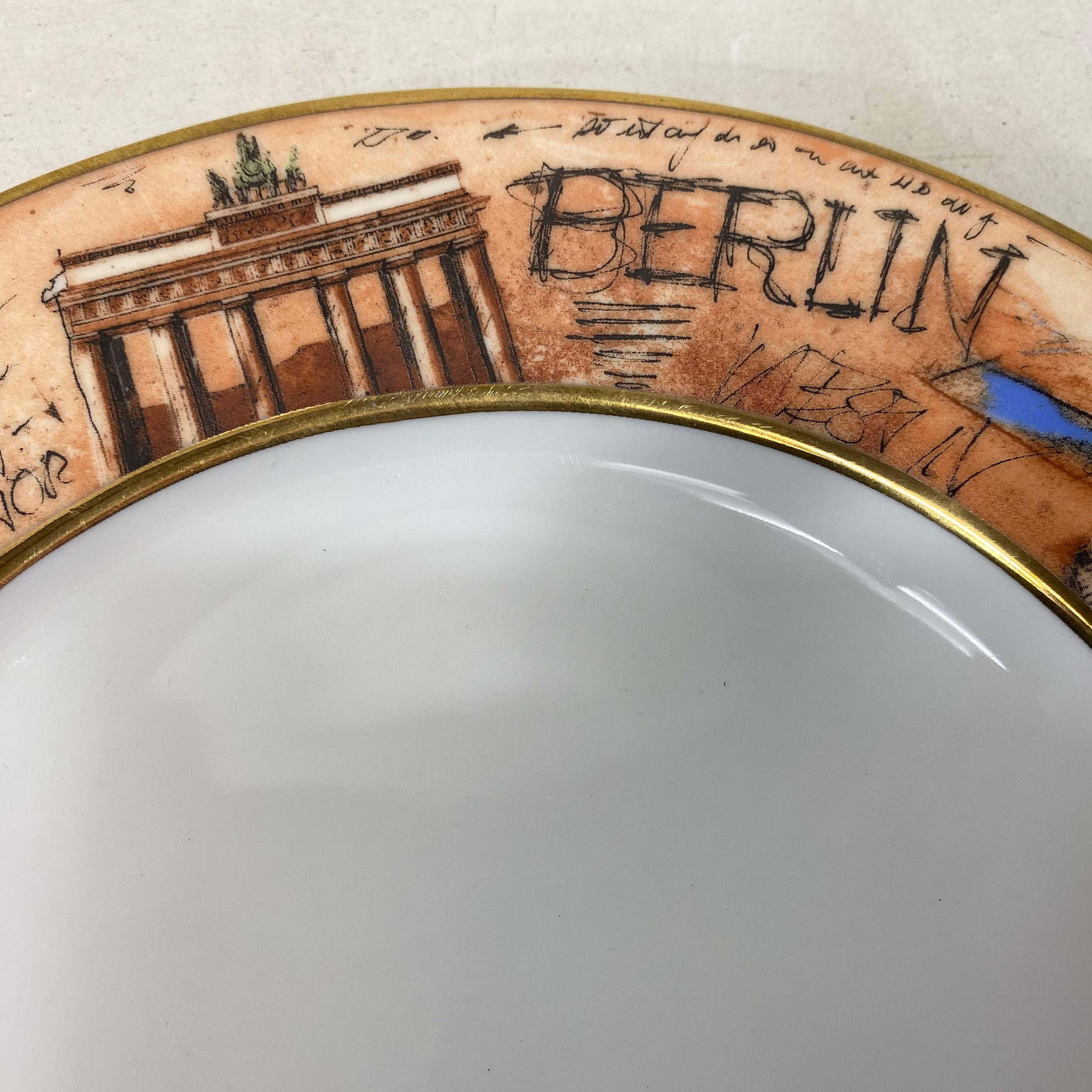 Voir photo 2 de Plat "The Westin Grand Berlin", édition 2000 Plat "The Westin Grand Berlin", édition 2000 Bon état reconditionné photo 2