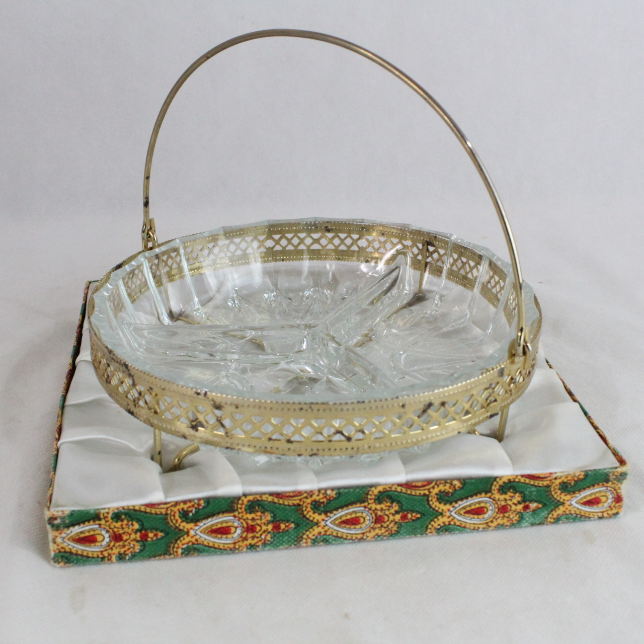 Plateau apéritif en verre et métal dore ancien Parfait état - 10,00 € Plateau apéritif en verre et métal dore ancien Parfait état reconditionné disponible sur Label Emmaüs