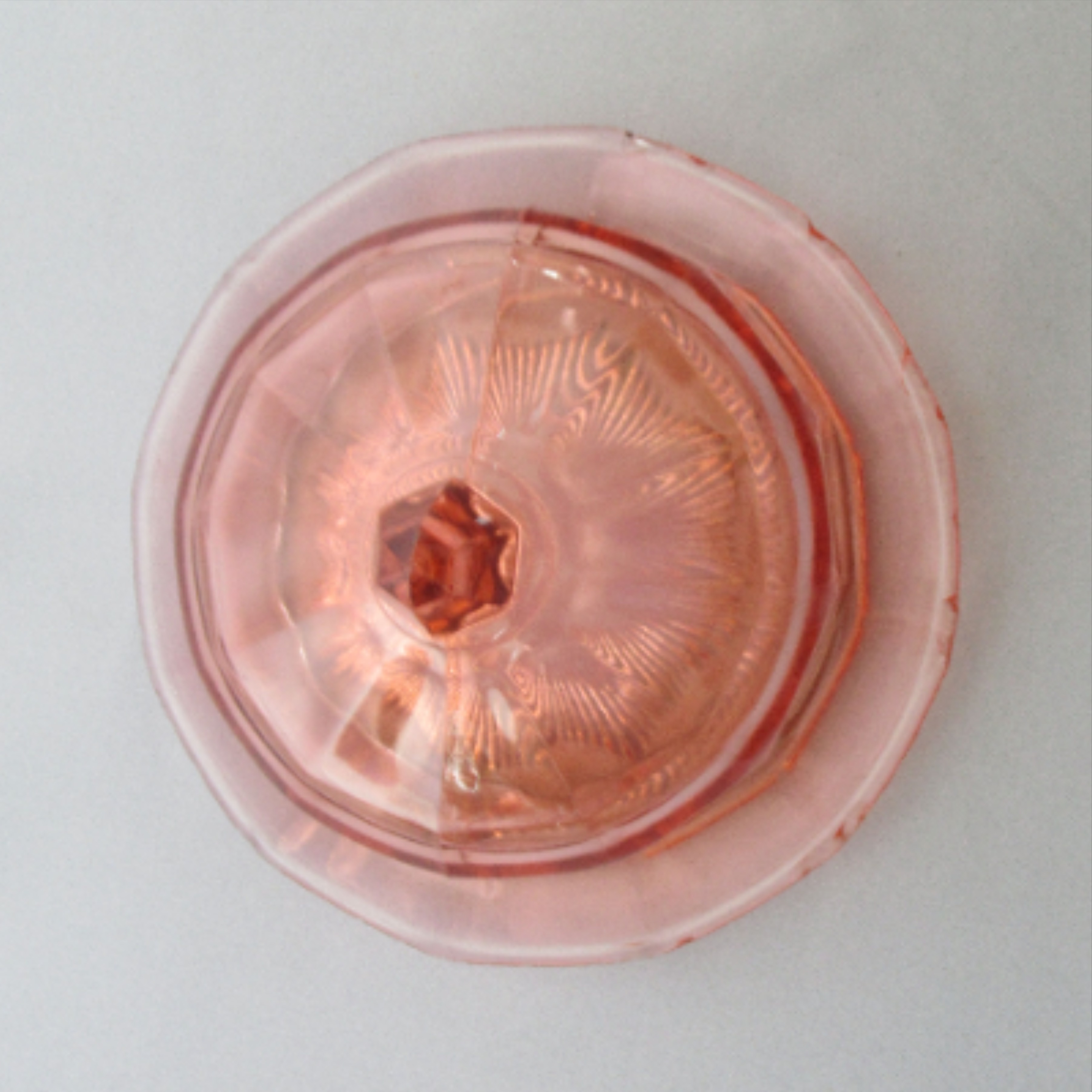 Voir photo 2 de Plateau + cloche en verre moulé rose Art-déco Plateau + cloche en verre moulé rose Art-déco reconditionné photo 2