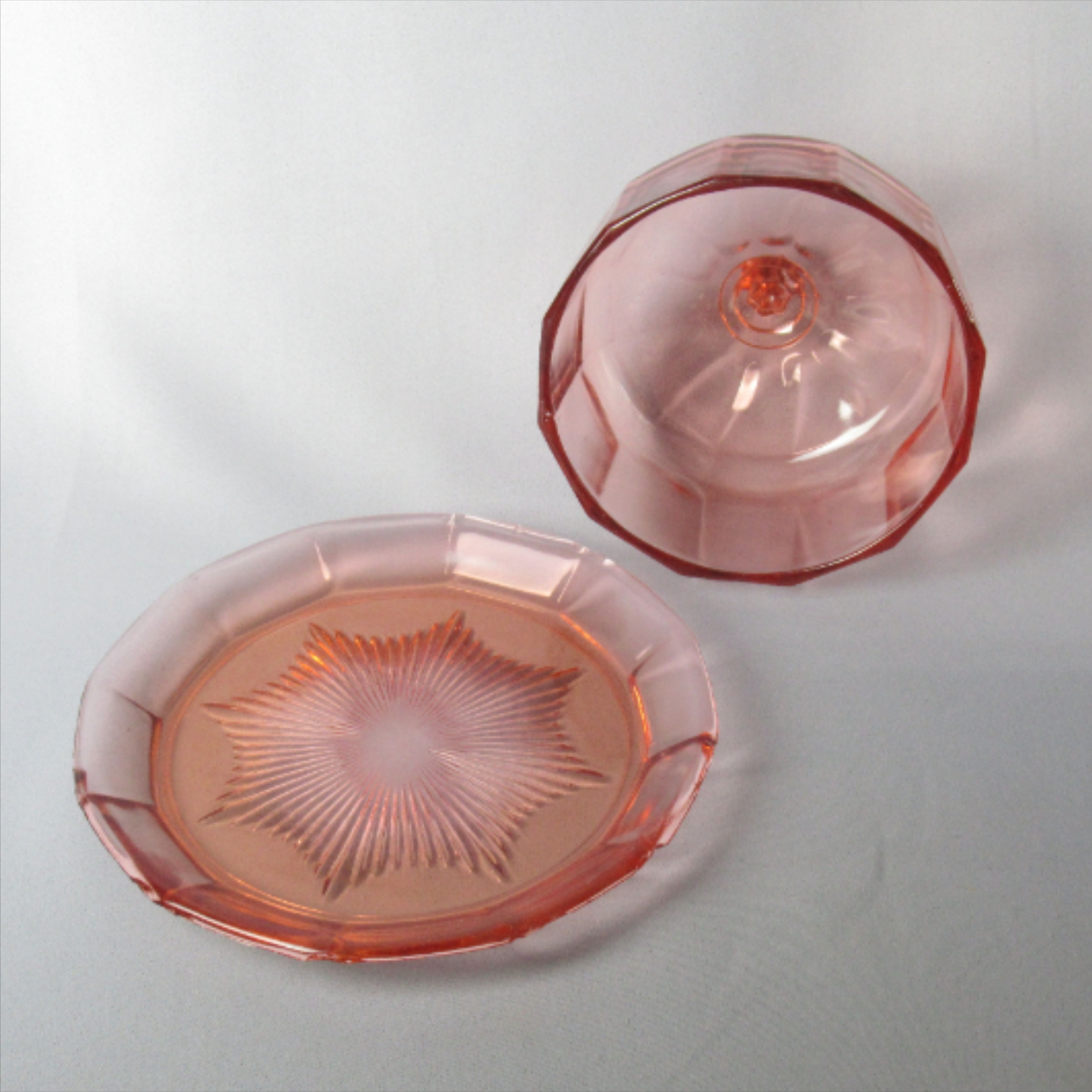 Voir photo 3 de Plateau + cloche en verre moulé rose Art-déco Plateau + cloche en verre moulé rose Art-déco reconditionné photo 3