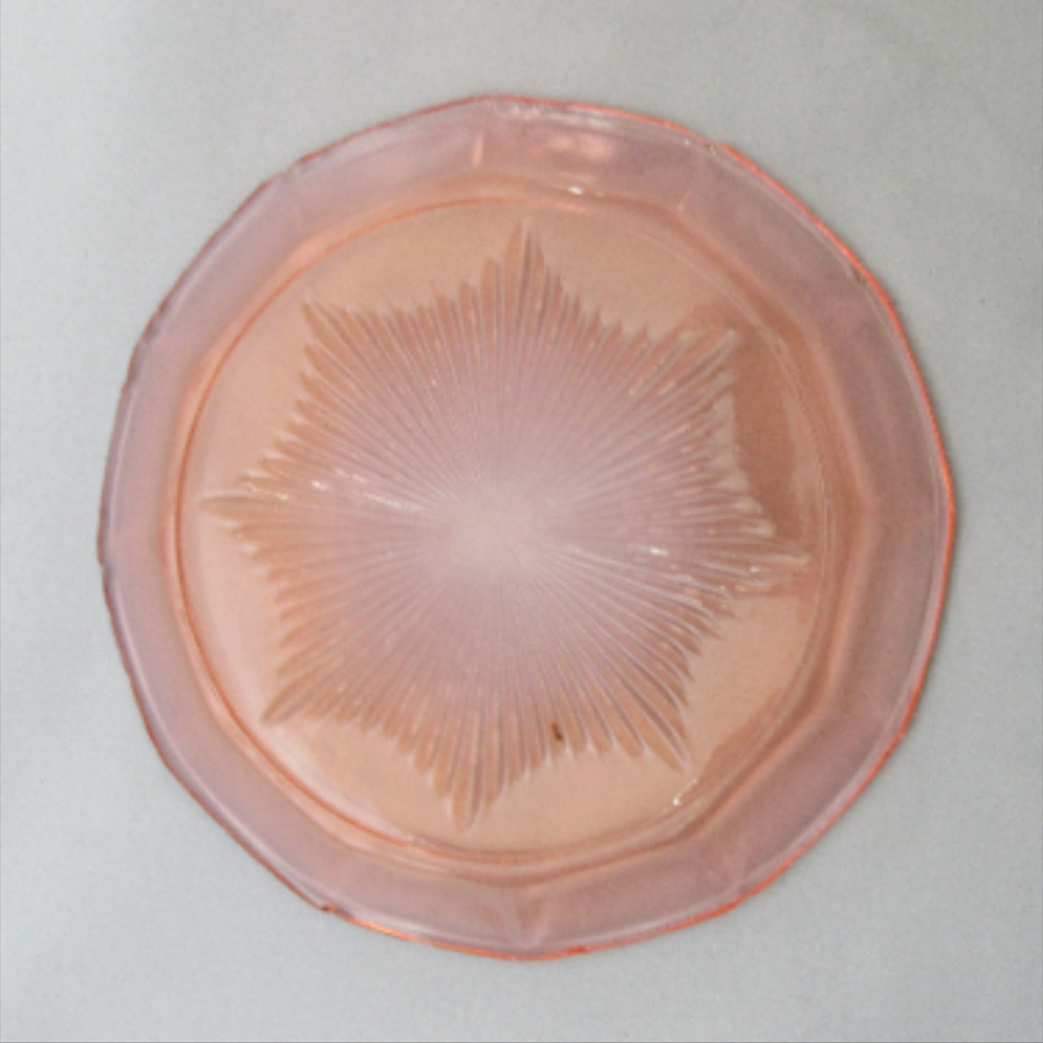 Voir photo 5 de Plateau + cloche en verre moulé rose Art-déco Plateau + cloche en verre moulé rose Art-déco reconditionné photo 5