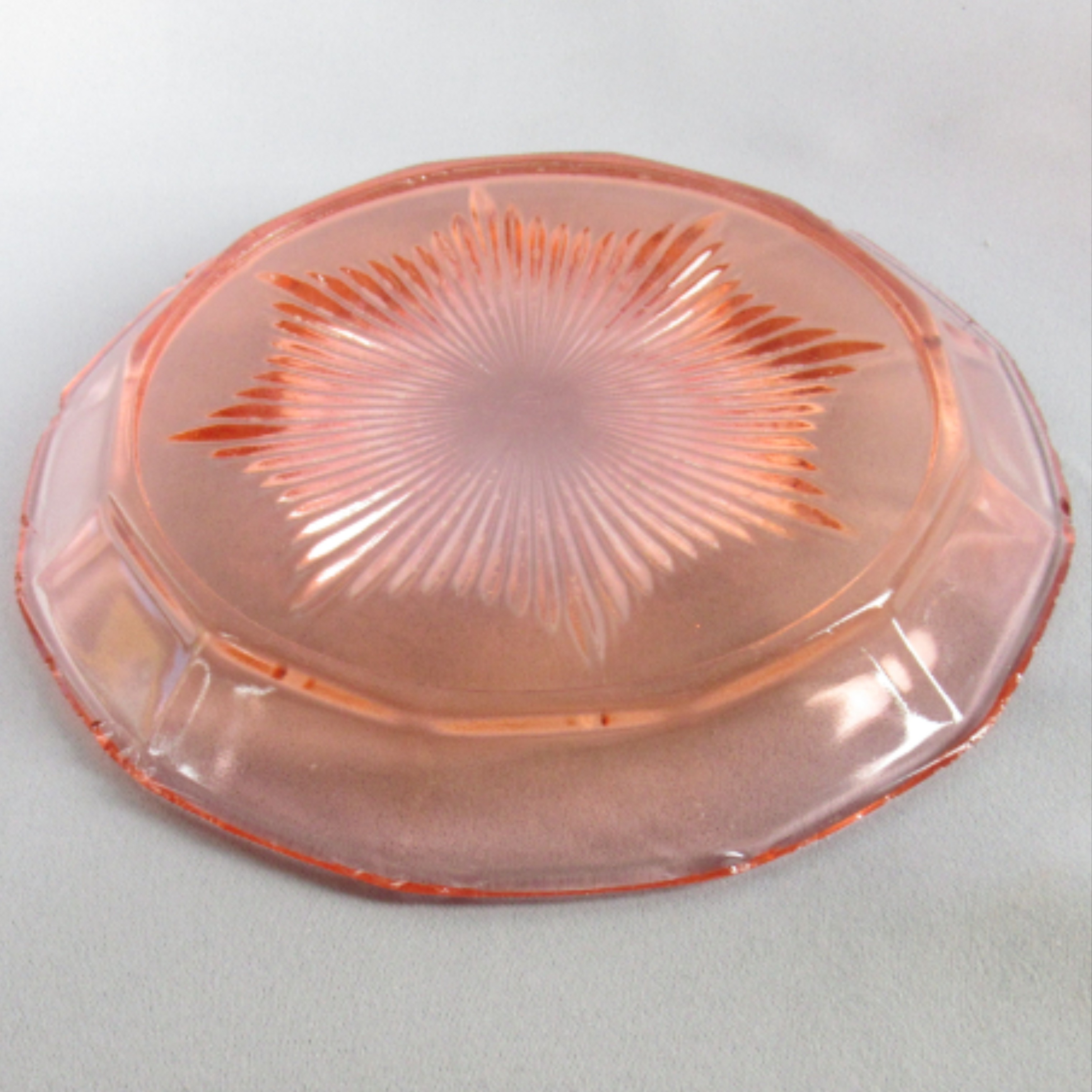 Voir photo 6 de Plateau + cloche en verre moulé rose Art-déco Plateau + cloche en verre moulé rose Art-déco reconditionné photo 6