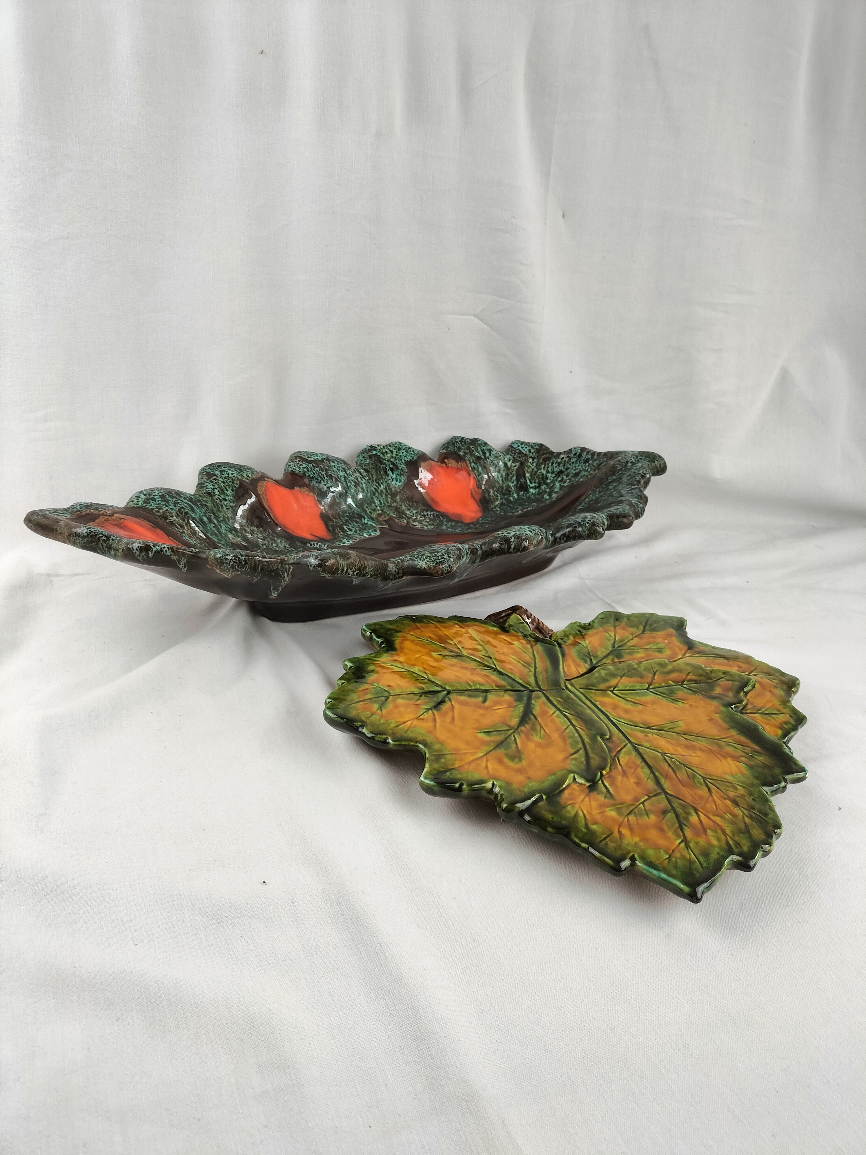Voir photo 3 de Plateau & corbeille Vallauris en céramique émaillée – décor feuille polychrome, travail artisanal français Plateau & corbeille Vallauris en céramique émaillée – décor feuille polychrome, travail artisanal français Bon état reconditionné photo 3