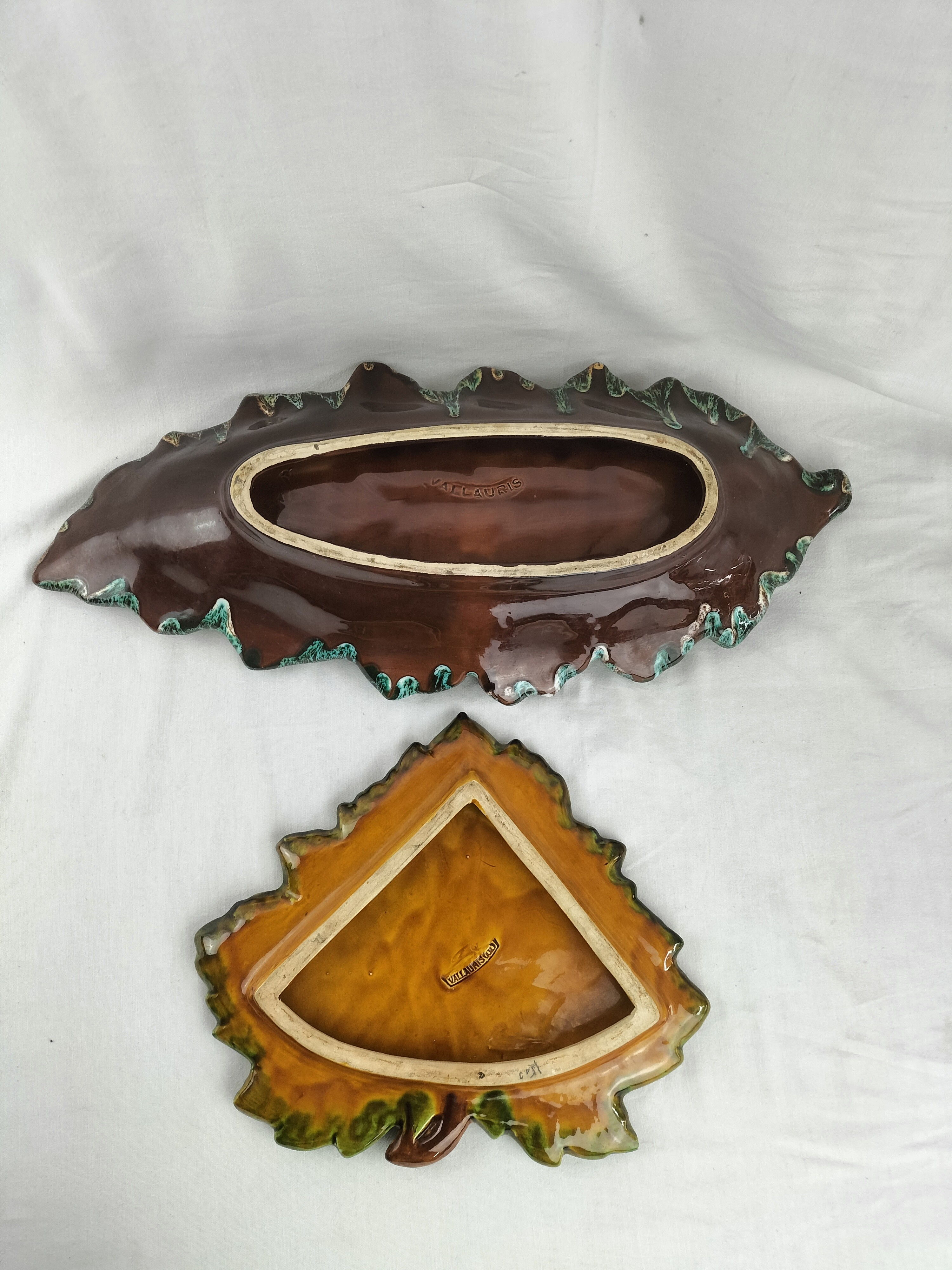 Voir photo 4 de Plateau & corbeille Vallauris en céramique émaillée – décor feuille polychrome, travail artisanal français Plateau & corbeille Vallauris en céramique émaillée – décor feuille polychrome, travail artisanal français Bon état reconditionné photo 4
