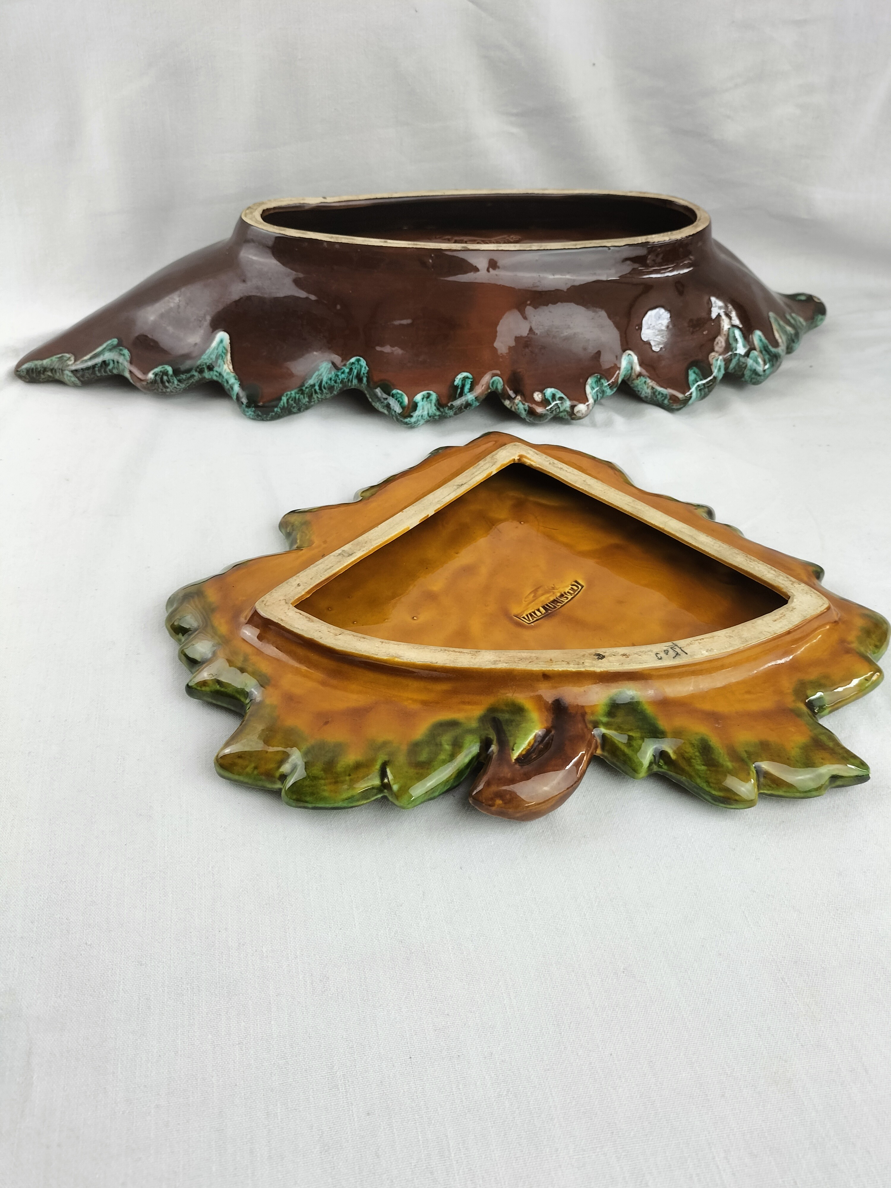 Voir photo 7 de Plateau & corbeille Vallauris en céramique émaillée – décor feuille polychrome, travail artisanal français Plateau & corbeille Vallauris en céramique émaillée – décor feuille polychrome, travail artisanal français Bon état reconditionné photo 7
