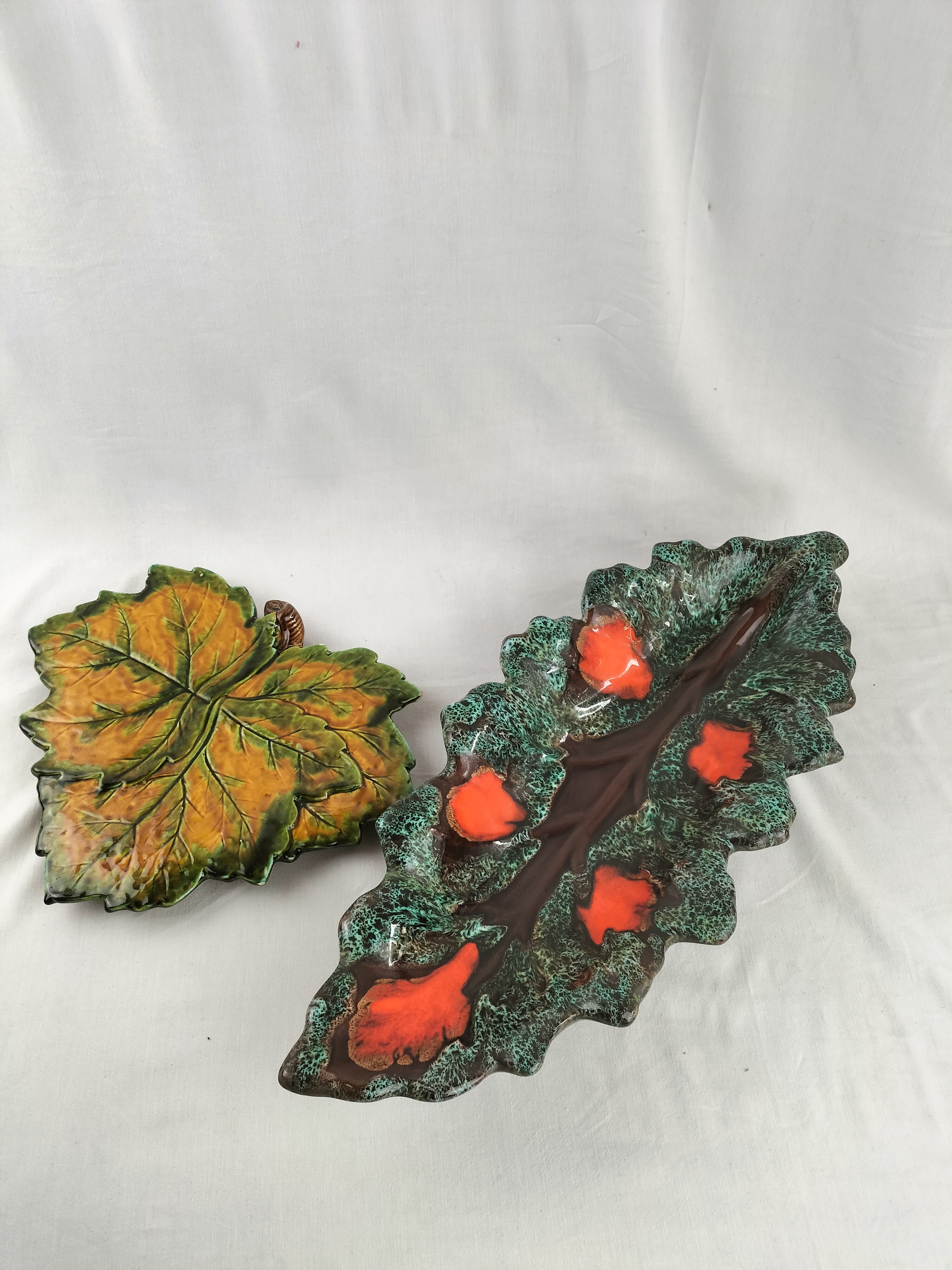Voir photo 8 de Plateau & corbeille Vallauris en céramique émaillée – décor feuille polychrome, travail artisanal français Plateau & corbeille Vallauris en céramique émaillée – décor feuille polychrome, travail artisanal français Bon état reconditionné photo 8