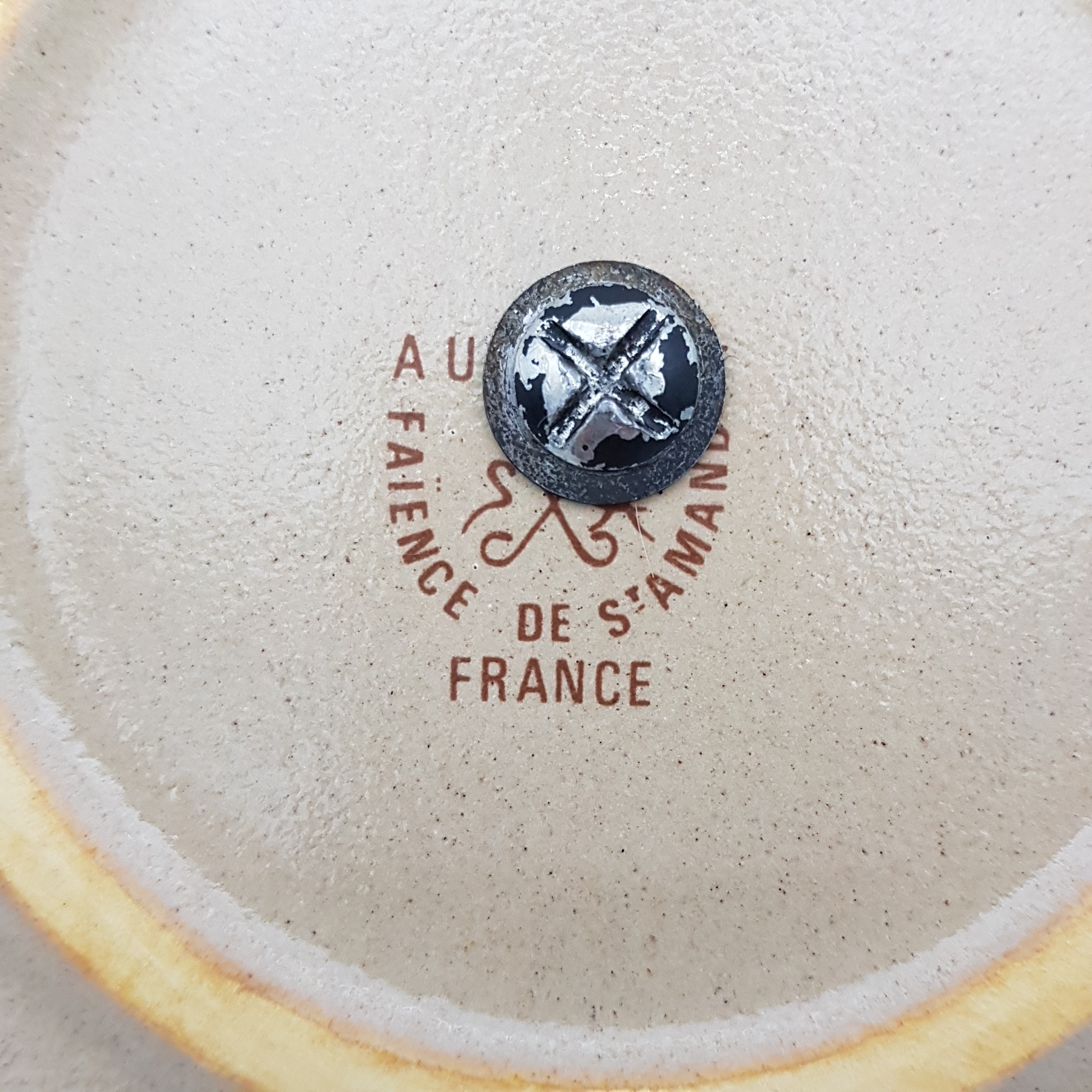Voir photo 4 de Plateau de fromages en faïence de St Amand avec poignée en acier peinte en noire Plateau de fromages en faïence de St Amand avec poignée en acier peinte en noire Bon état reconditionné photo 4