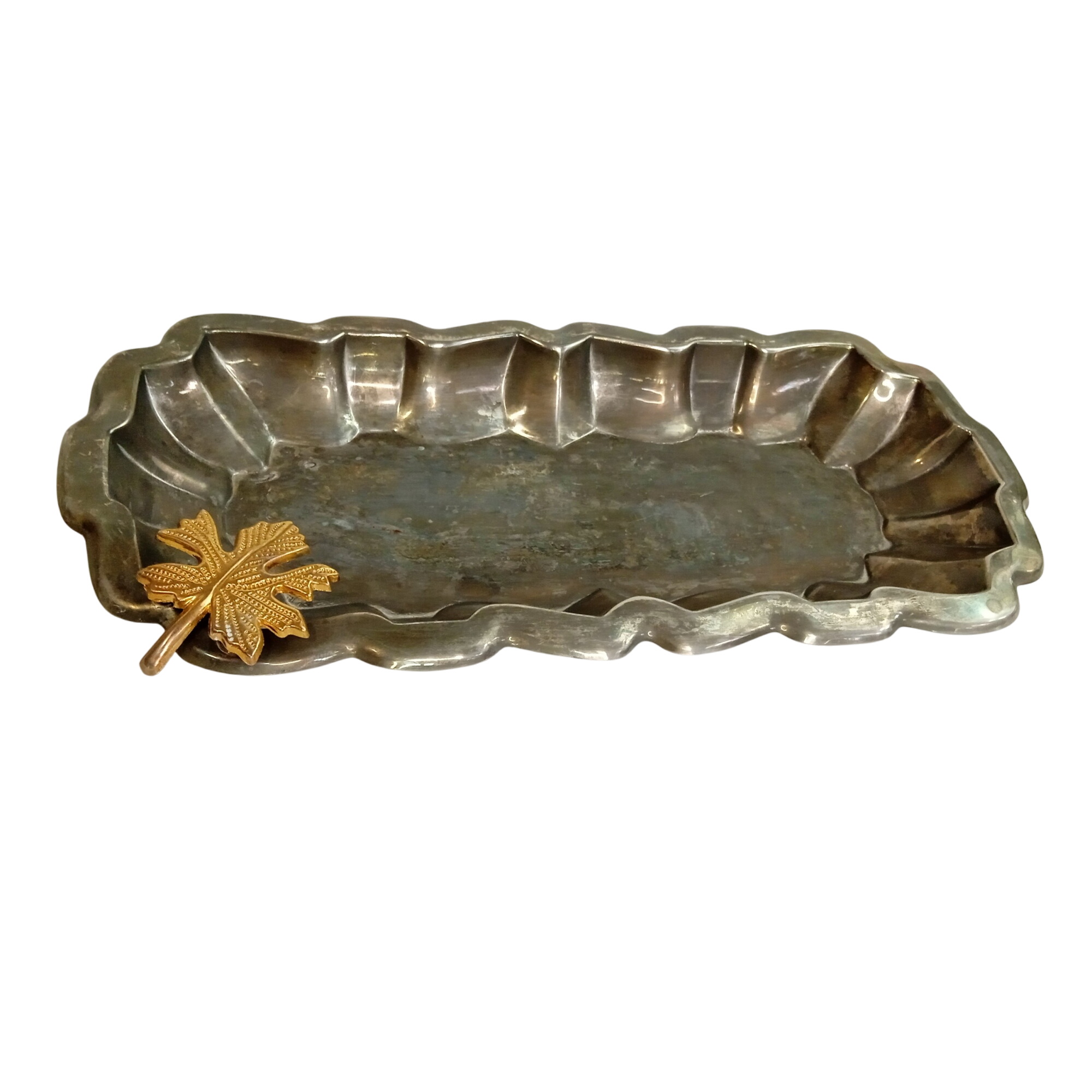 Acheter Plateau de service déco de vigne Art de table en métal argenté Bon état - 16,00 € Plateau de service déco de vigne Art de table en métal argenté Bon état reconditionné disponible sur Label Emmaüs