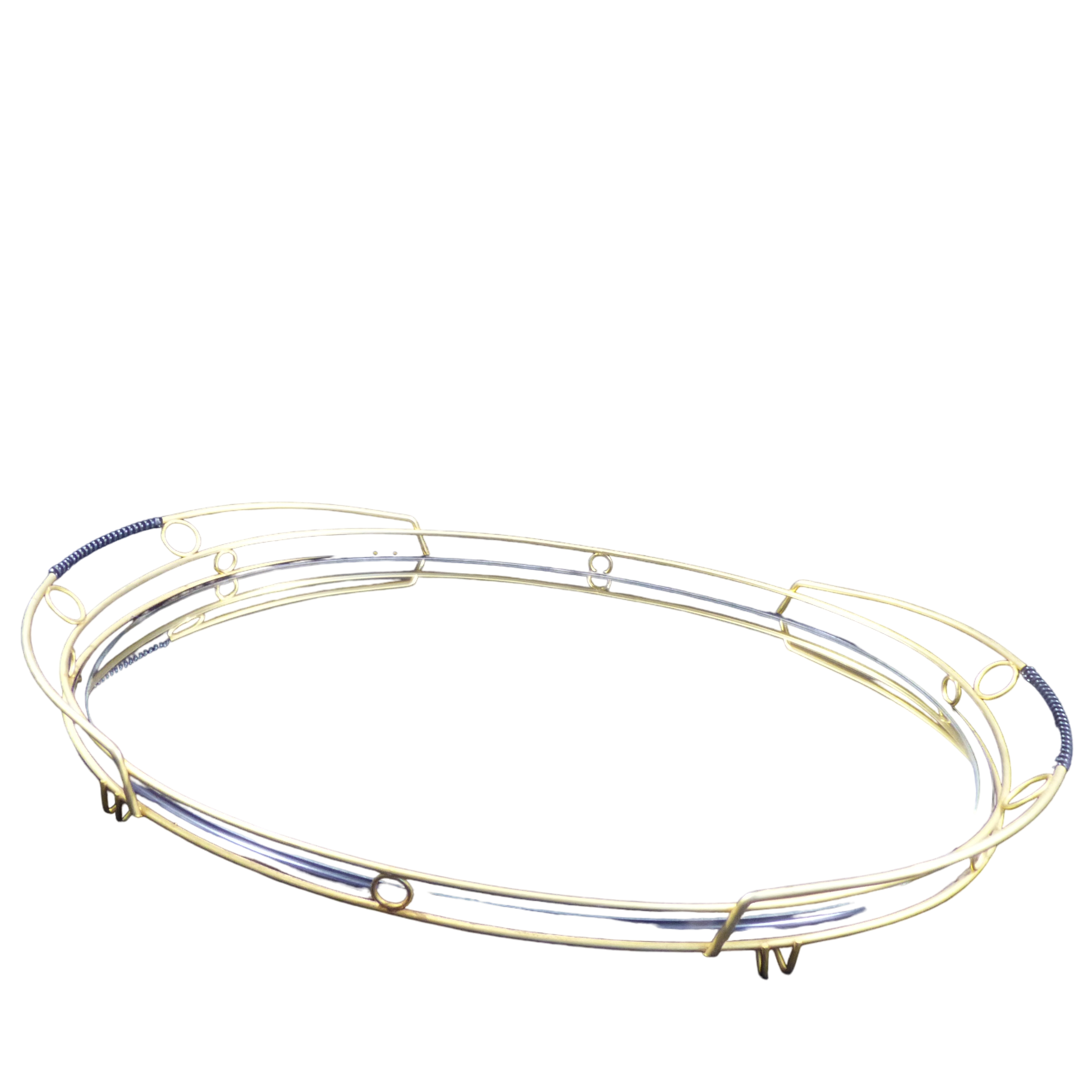 Plateau de service ovale en miroir et métal doré - Années 70 Bon état - 19,00 € Plateau de service ovale en miroir et métal doré - Années 70 Bon état reconditionné disponible sur Label Emmaüs