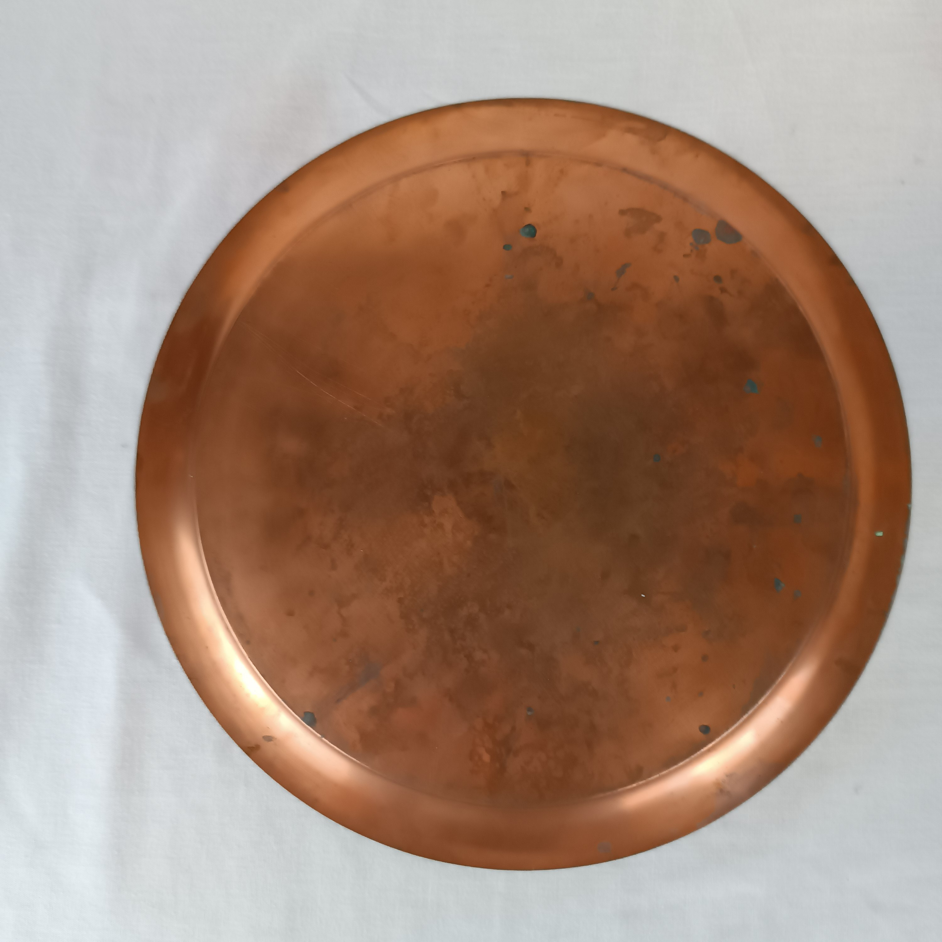 Voir photo 4 de Plateau décoratif en cuivre avec motifs gravés - Diamètre 29 cm Plateau décoratif en cuivre avec motifs gravés - Diamètre 29 cm État correct reconditionné photo 4