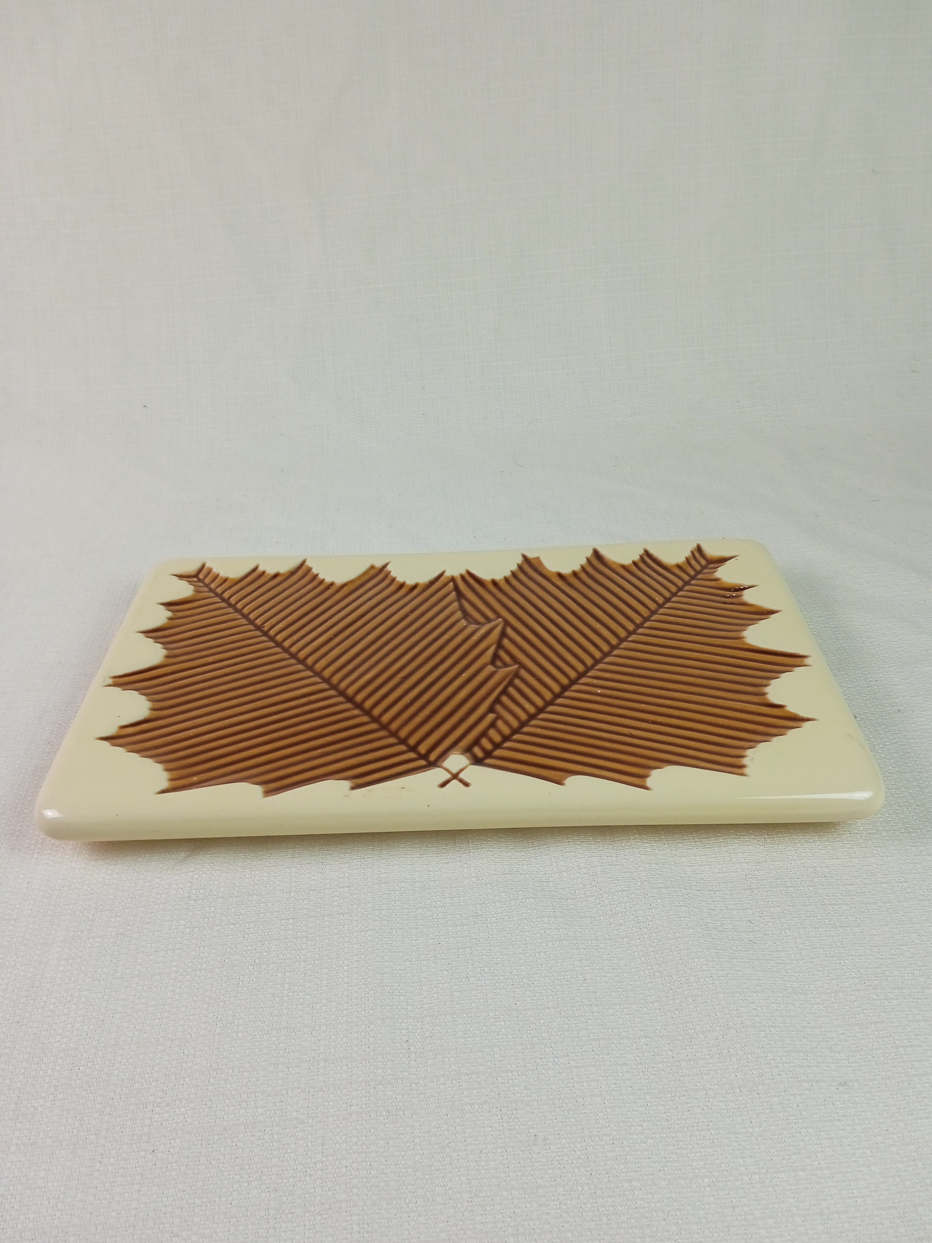 Voir photo 2 de Plateau rectangulaire vintage en céramique avec un motif de feuilles incrustées marrons, made in France Plateau rectangulaire vintage en céramique avec un motif de feuilles incrustées marrons, made in France Bon état reconditionné photo 2