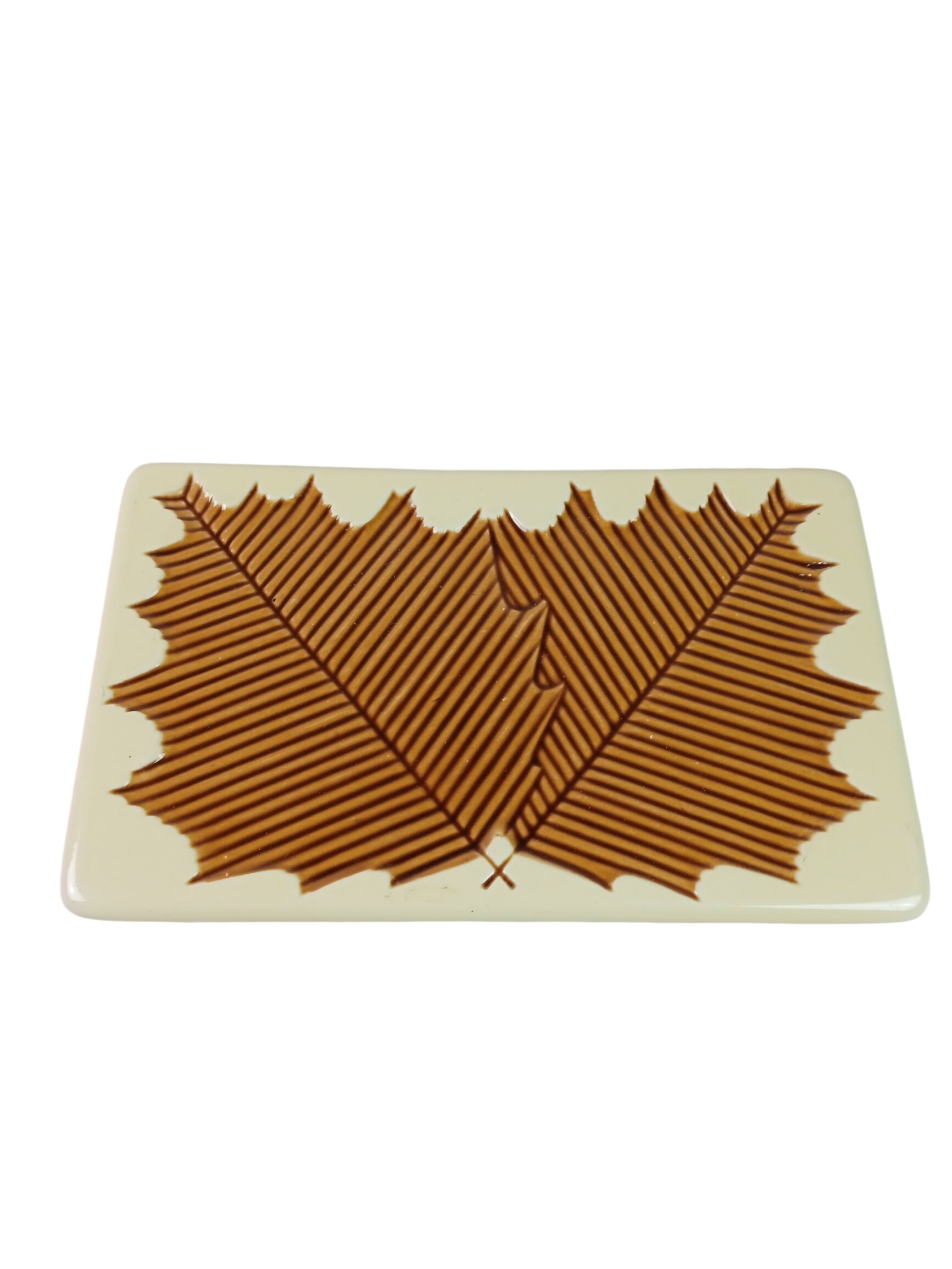 Plateau rectangulaire vintage en céramique avec un motif de feuilles incrustées marrons, made in France Bon état - 20,00 € Plateau rectangulaire vintage en céramique avec un motif de feuilles incrustées marrons, made in France Bon état reconditionné disponible sur Label Emmaüs