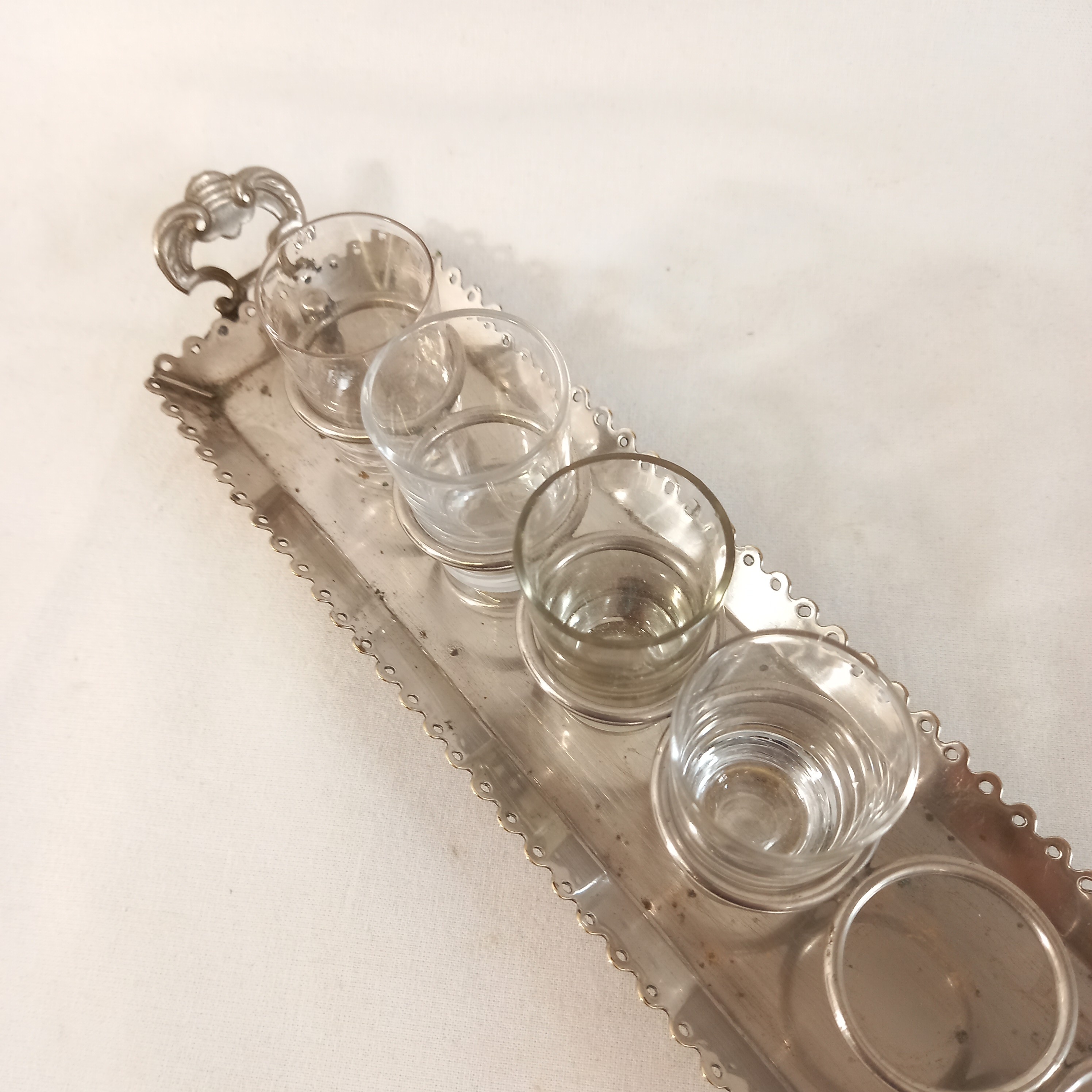 Voir photo 3 de Plateau serviteur en métal argenté, pour six petits verres à digestif Plateau serviteur en métal argenté, pour six petits verres à digestif reconditionné photo 3