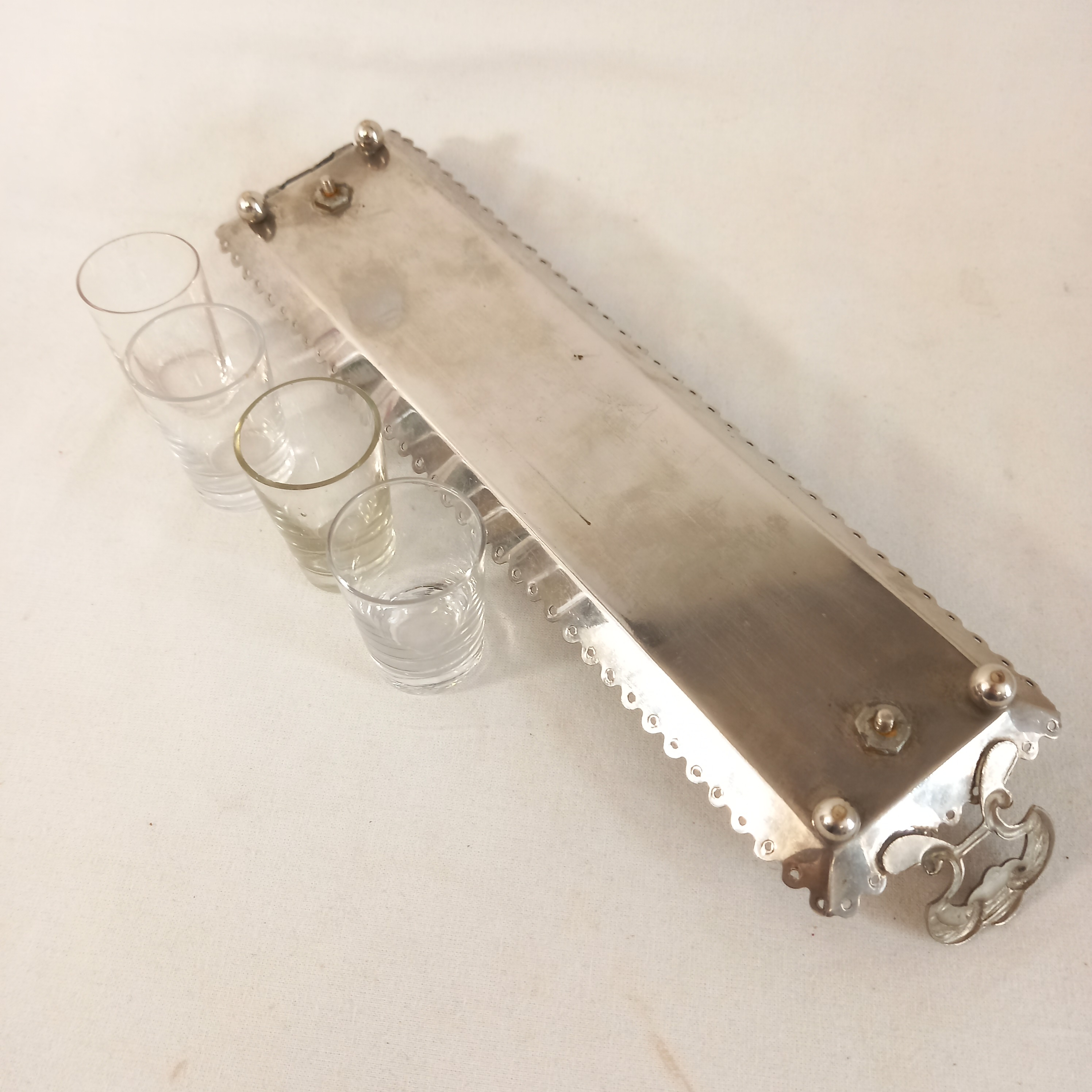 Voir photo 4 de Plateau serviteur en métal argenté, pour six petits verres à digestif Plateau serviteur en métal argenté, pour six petits verres à digestif reconditionné photo 4