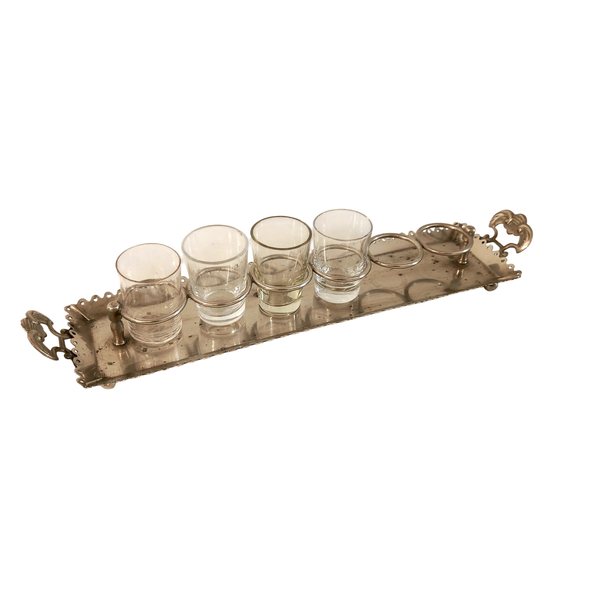 Plateau serviteur en métal argenté, pour six petits verres à digestif - 15,00 € Plateau serviteur en métal argenté, pour six petits verres à digestif reconditionné disponible sur Label Emmaüs