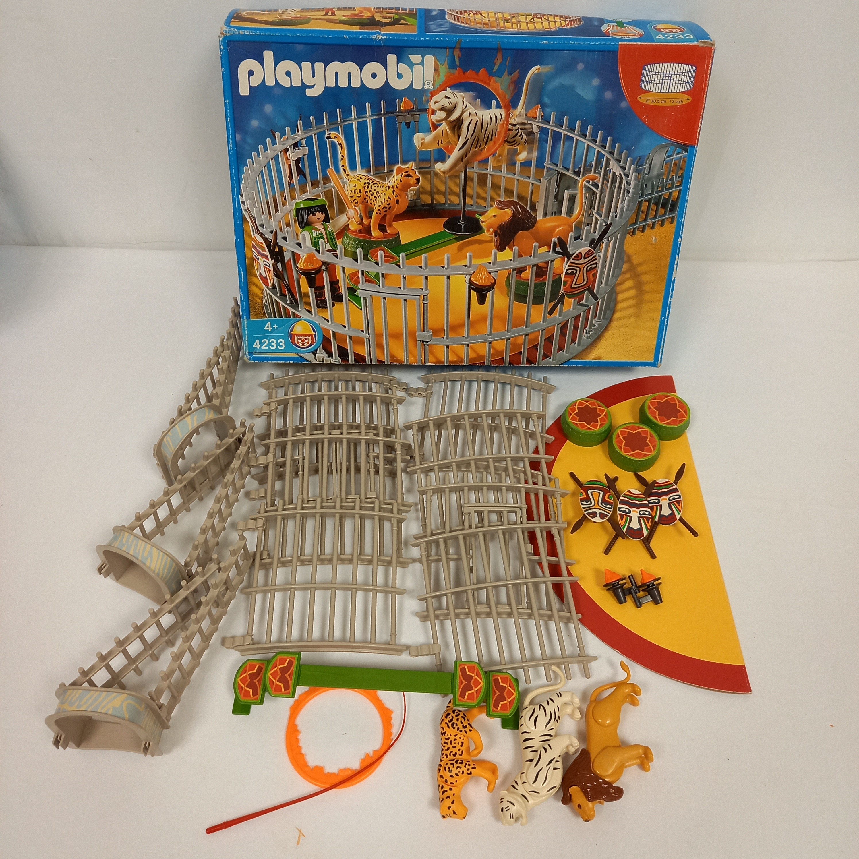 Voir photo 2 de Play Mobil - 4233. Dresseur avec cage aux fauves. Manque 2 petites flames Play Mobil - 4233. Dresseur avec cage aux fauves. Manque 2 petites flames Bon état reconditionné photo 2