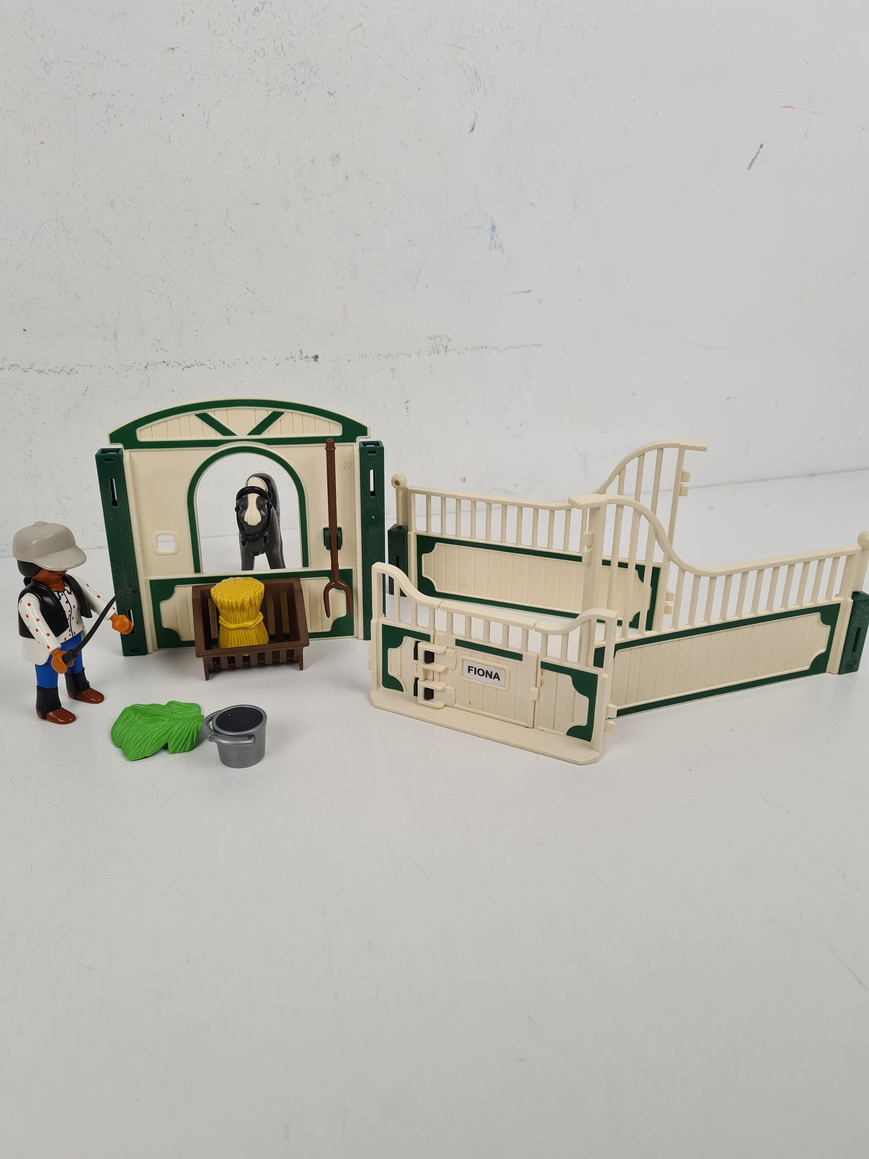 Voir photo 3 de Playmobil - Cheval allemand avec van vert/beige + personnage et accessoire - Playmobil Playmobil - Cheval allemand avec van vert/beige + personnage et accessoire - Playmobil Bon état reconditionné photo 3