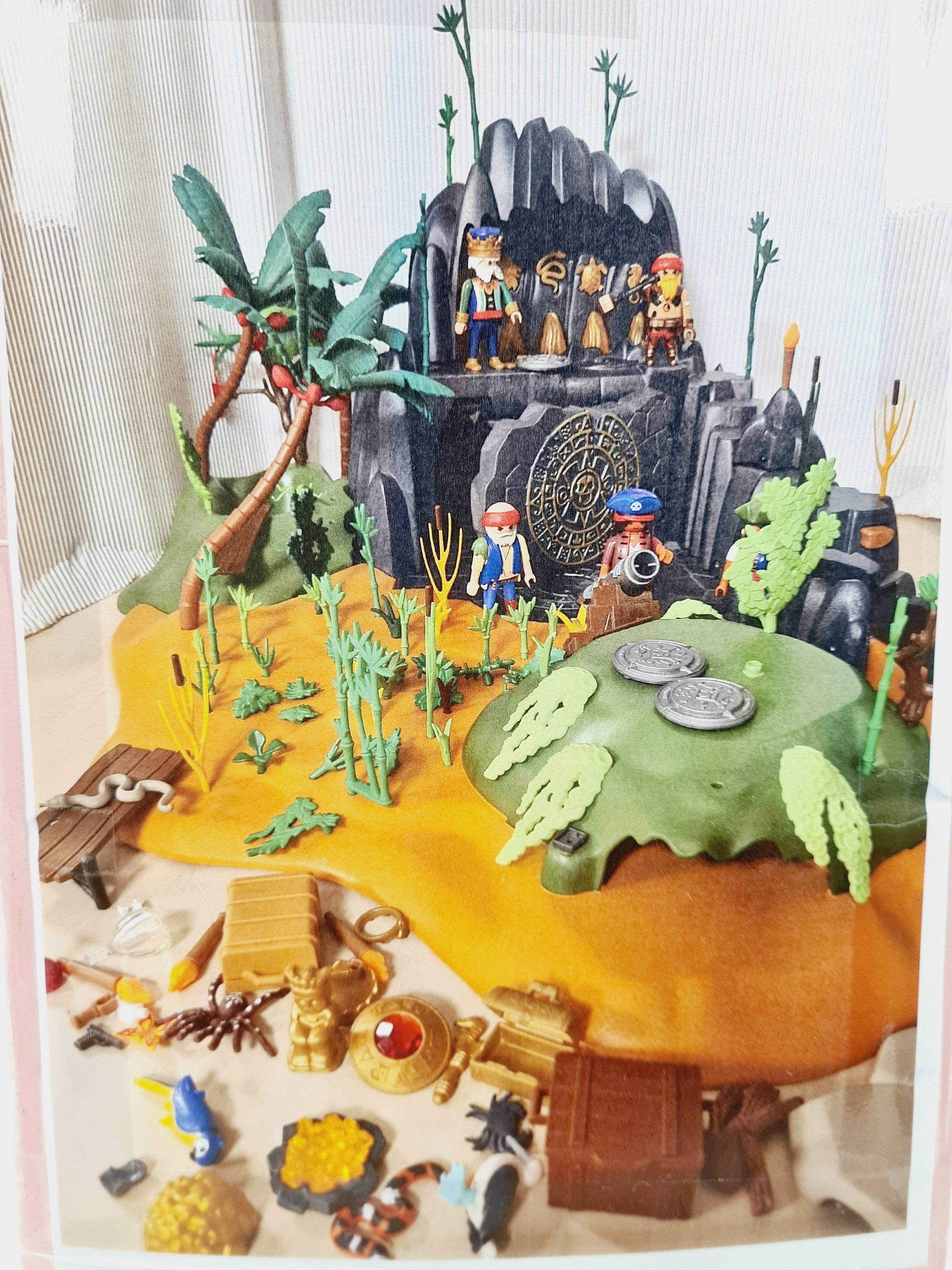Voir photo 4 de Playmobil - Ile mystérieuse des Pirates avec des accessoires - 7 ans + Playmobil - Ile mystérieuse des Pirates avec des accessoires - 7 ans + Bon état reconditionné photo 4