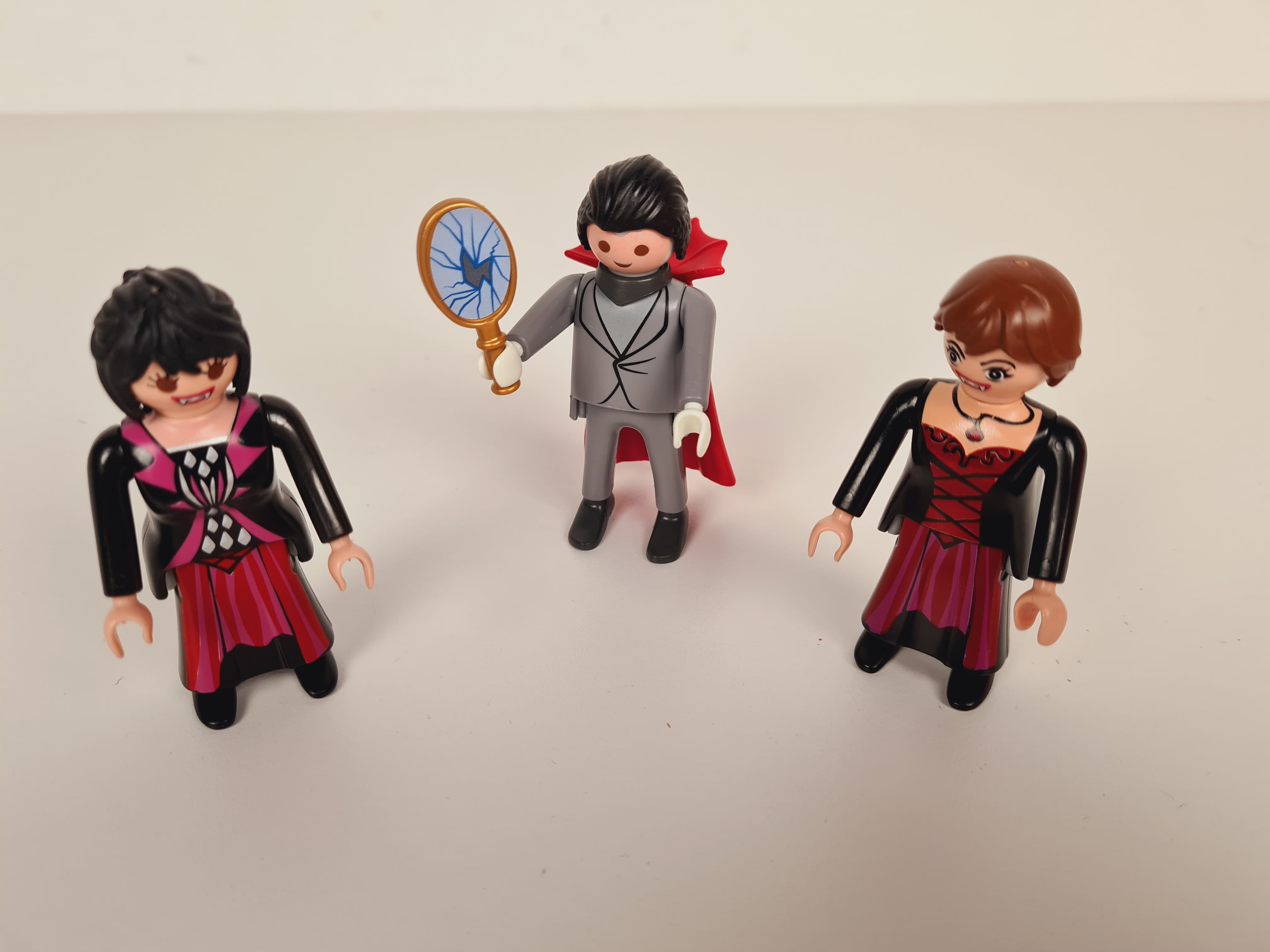 Voir photo 3 de Playmobil lot 3 figurines vampires- 3 ans + Playmobil lot 3 figurines vampires- 3 ans + Bon état reconditionné photo 3