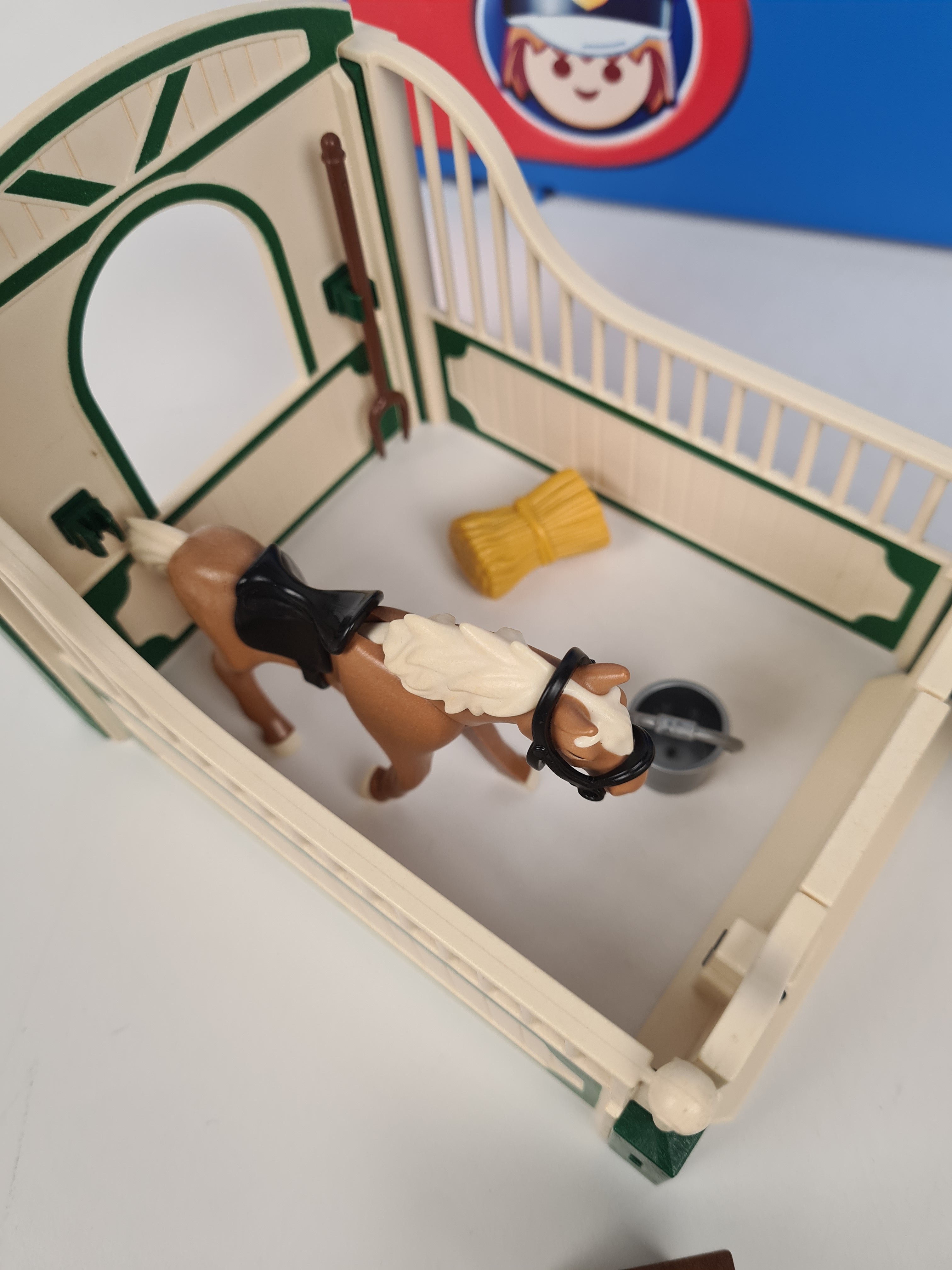 Voir photo 4 de Playmobil - Malette avec Box cheval, cavalière et accessoires Playmobil - Malette avec Box cheval, cavalière et accessoires Bon état reconditionné photo 4