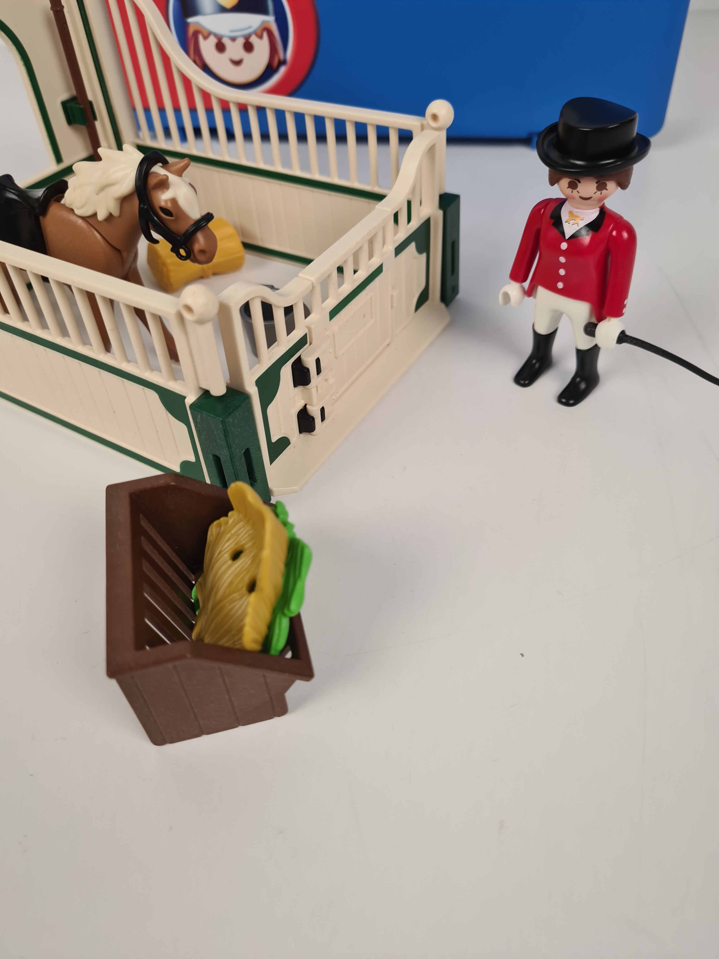 Voir photo 5 de Playmobil - Malette avec Box cheval, cavalière et accessoires Playmobil - Malette avec Box cheval, cavalière et accessoires Bon état reconditionné photo 5