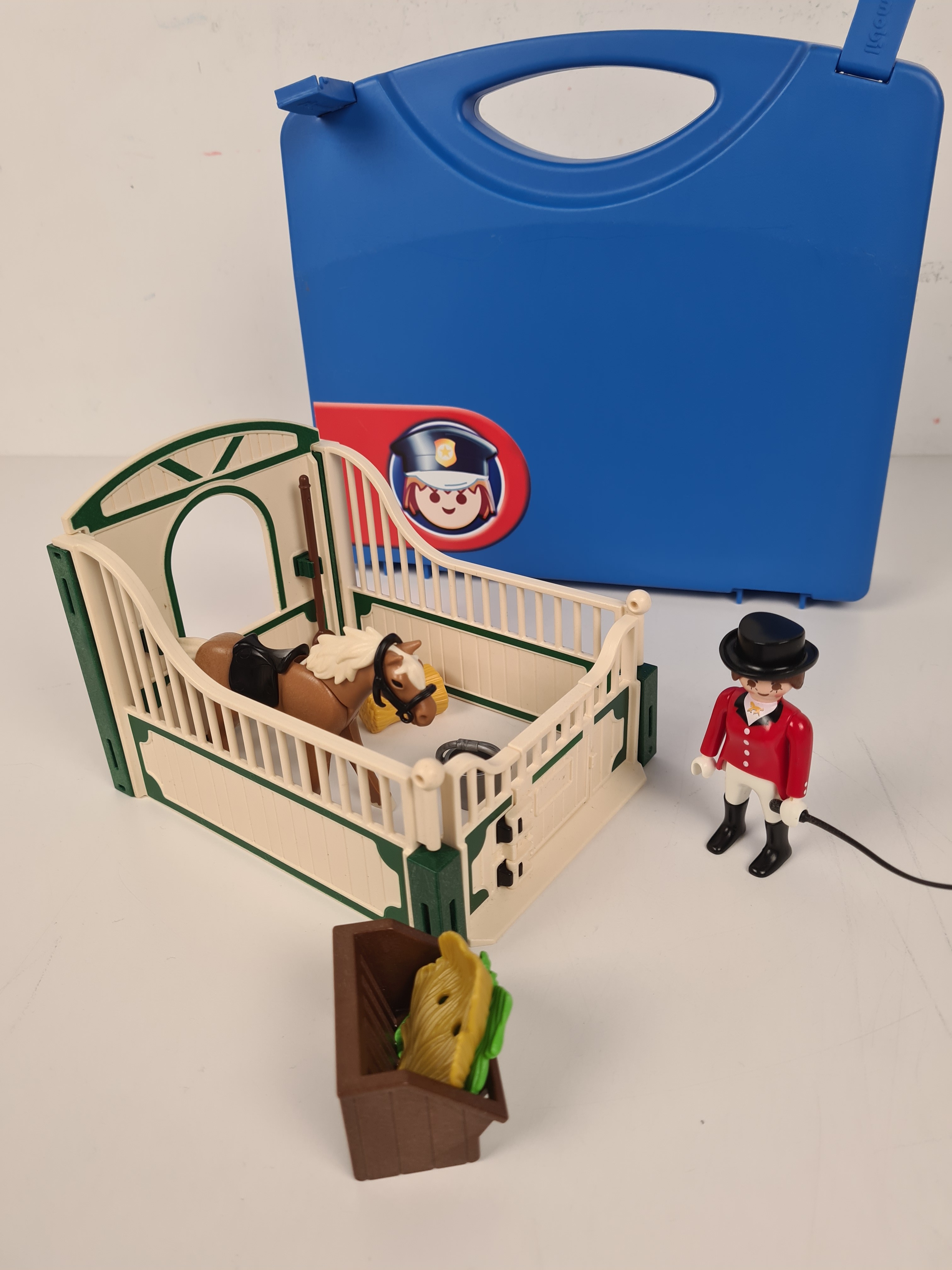 Voir photo 6 de Playmobil - Malette avec Box cheval, cavalière et accessoires Playmobil - Malette avec Box cheval, cavalière et accessoires Bon état reconditionné photo 6