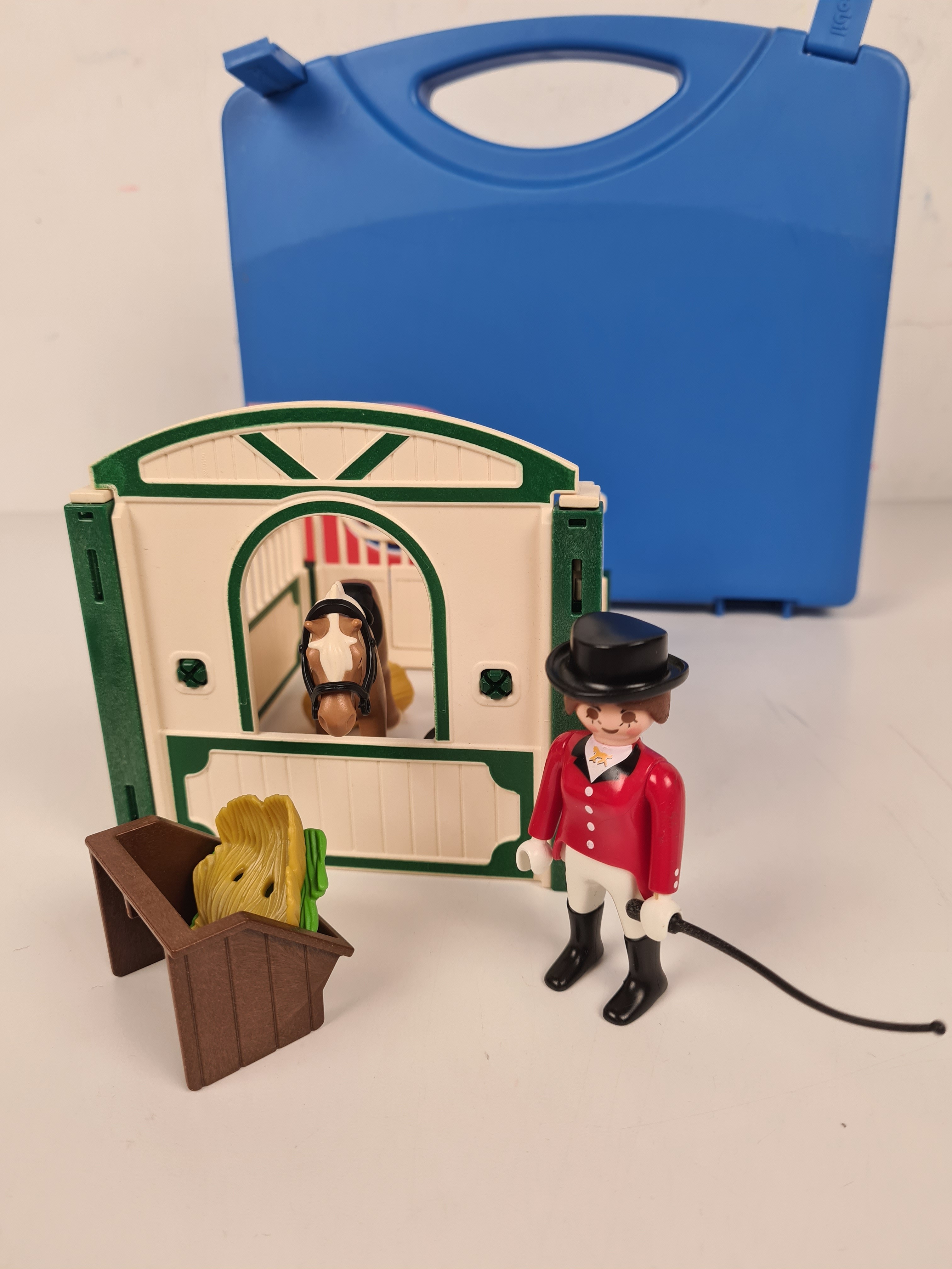 Voir photo 7 de Playmobil - Malette avec Box cheval, cavalière et accessoires Playmobil - Malette avec Box cheval, cavalière et accessoires Bon état reconditionné photo 7