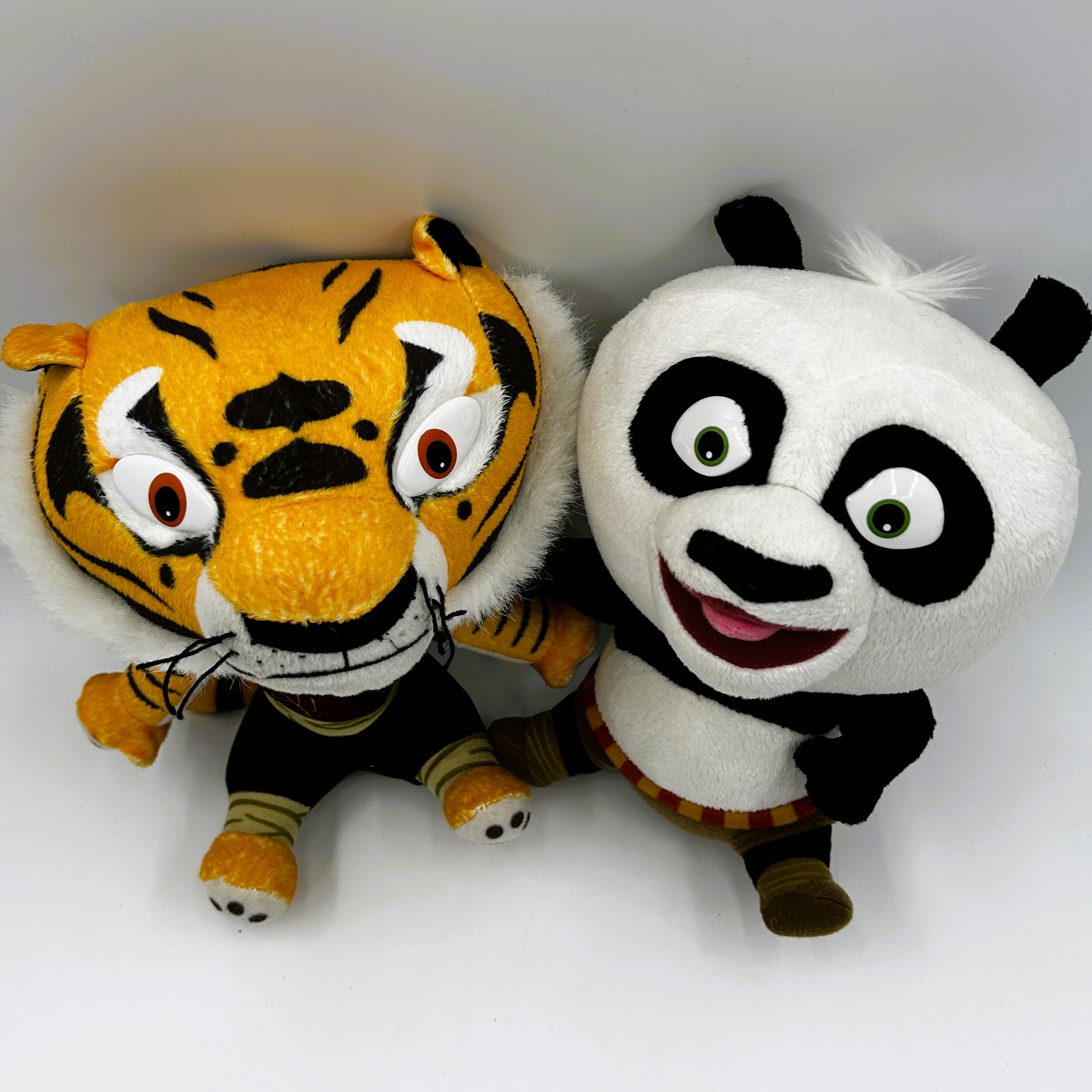 Voir photo 2 de Po et Tigresse – Duo Kung Fu en peluche, prêts pour l’aventure Po et Tigresse – Duo Kung Fu en peluche, prêts pour l’aventure État correct reconditionné photo 2