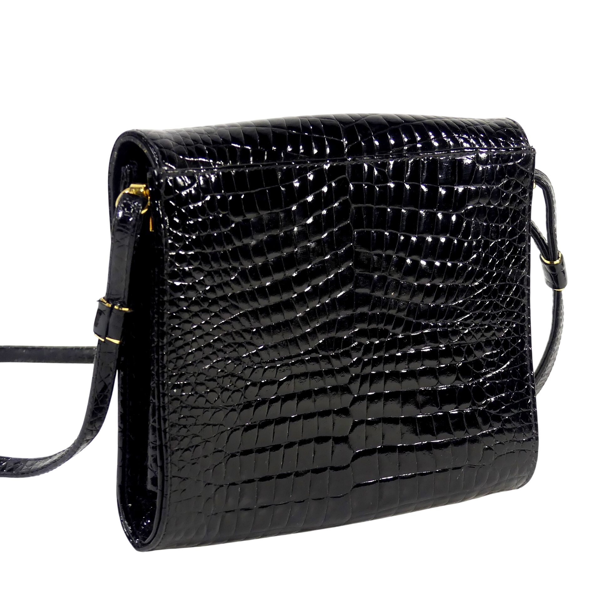 Acheter Pochette à bandoulière - Noire - Ecailles Bon état - 10,00 € Pochette à bandoulière - Noire - Ecailles Bon état reconditionné disponible sur Label Emmaüs