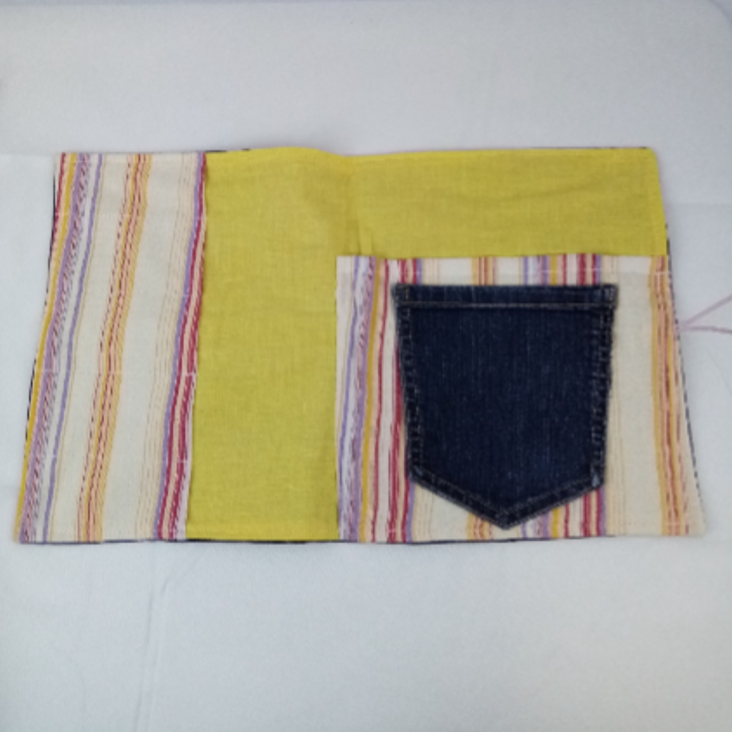 Voir photo 2 de Pochette à coloriage Upcyclé Pochette à coloriage Upcyclé Parfait état reconditionné photo 2
