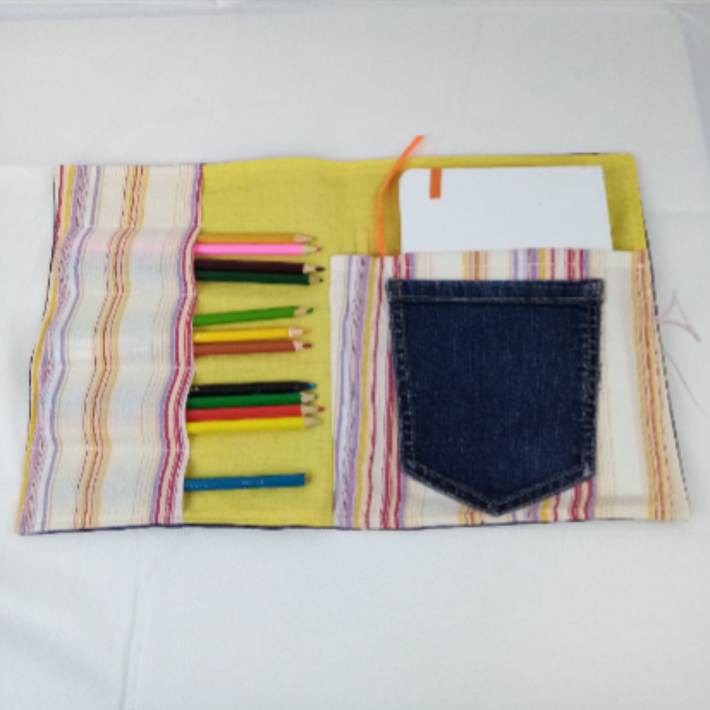 Voir photo 3 de Pochette à coloriage Upcyclé Pochette à coloriage Upcyclé Parfait état reconditionné photo 3