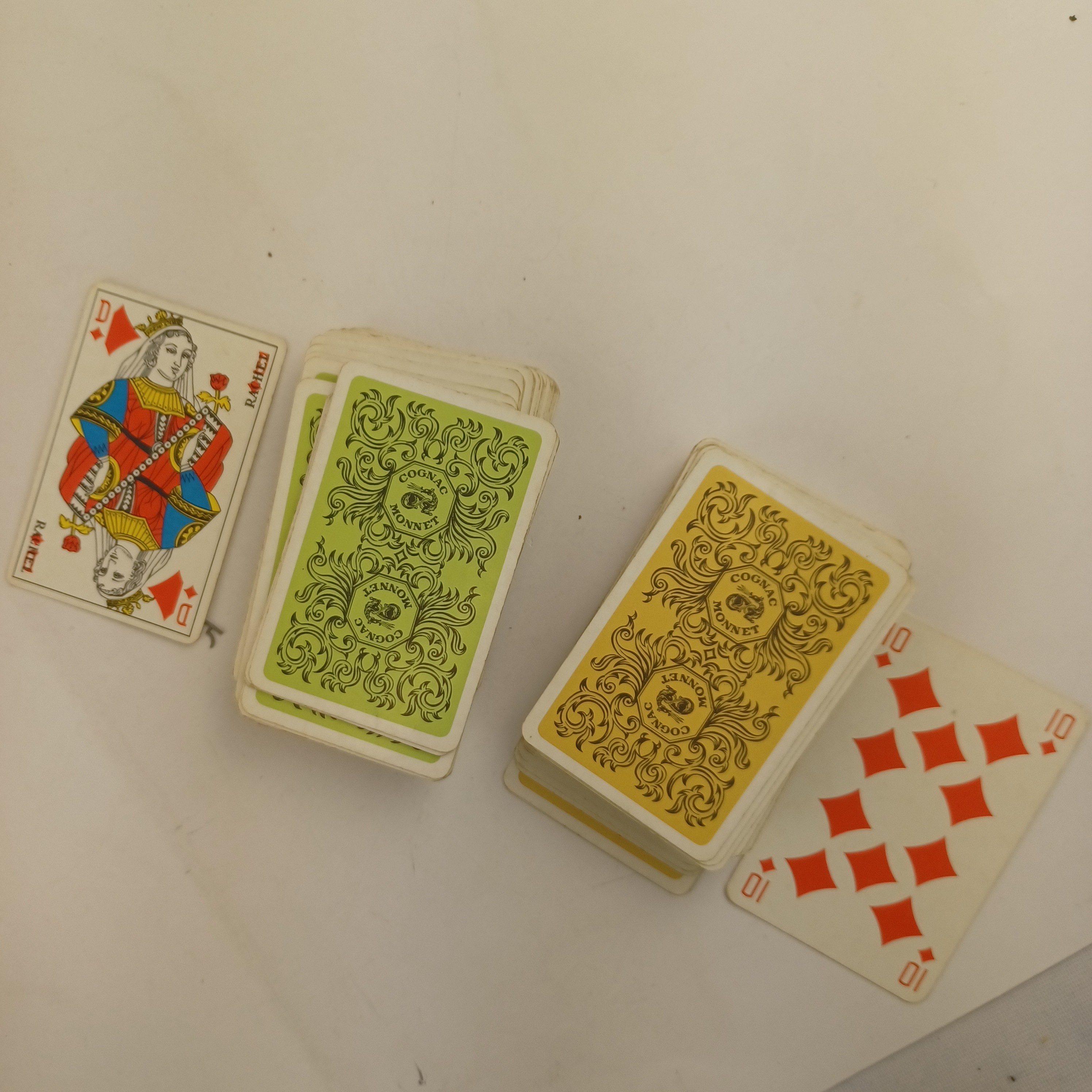Voir photo 2 de Pochette à double jeu de carte Fancia, avec double jeu de 54 cartes vert et jaune Cognac Monnet complet Pochette à double jeu de carte Fancia, avec double jeu de 54 cartes vert et jaune Cognac Monnet complet Très bon état reconditionné photo 2