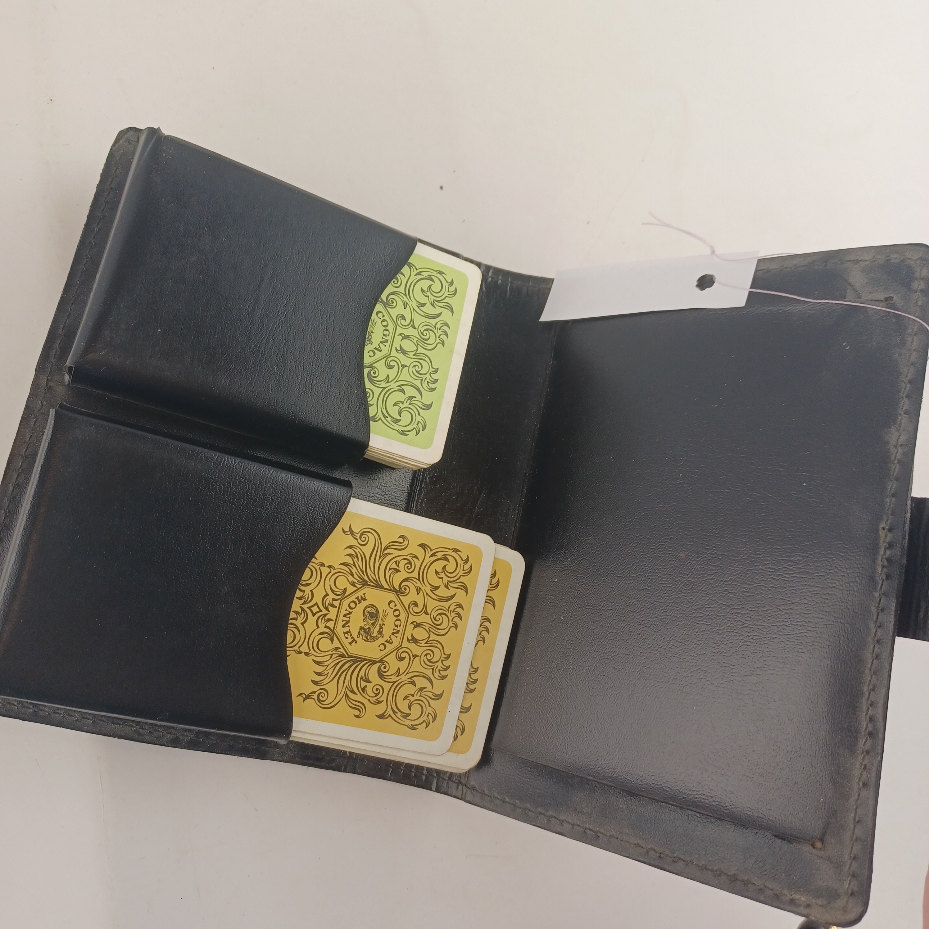 Voir photo 3 de Pochette à double jeu de carte Fancia, avec double jeu de 54 cartes vert et jaune Cognac Monnet complet Pochette à double jeu de carte Fancia, avec double jeu de 54 cartes vert et jaune Cognac Monnet complet Très bon état reconditionné photo 3
