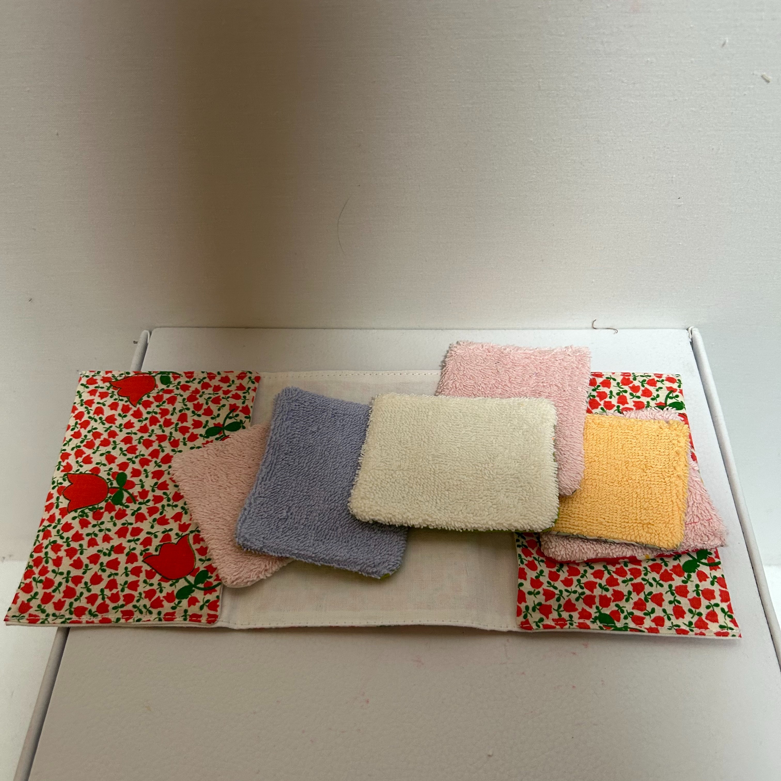 Voir photo 2 de Pochette avec 6 cotons démaquillants - 100% matières recyclées - Etoffe Meuse Pochette avec 6 cotons démaquillants - 100% matières recyclées - Etoffe Meuse Parfait état reconditionné photo 2