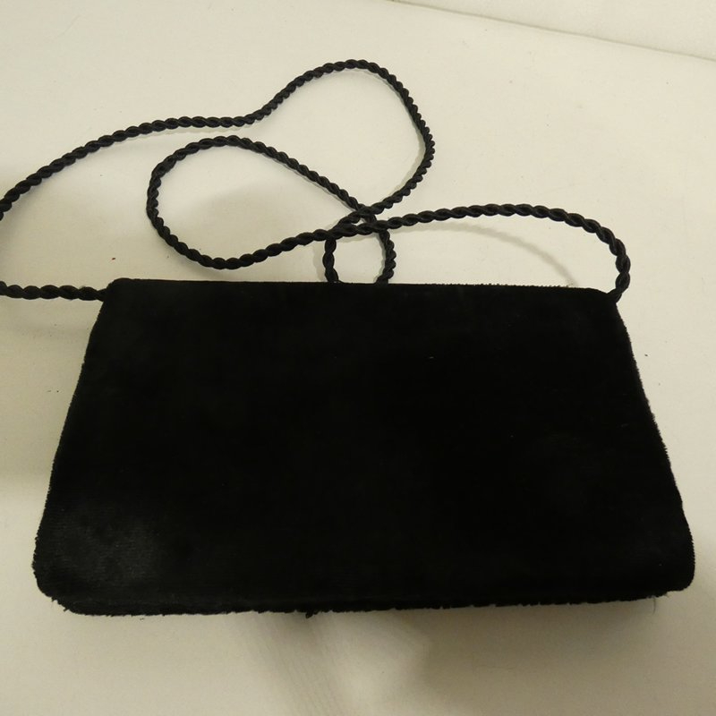 Voir photo 2 de Pochette de soirée ancienne en velours brodé au fil doré et perles de rocaille Pochette de soirée ancienne en velours brodé au fil doré et perles de rocaille Très bon état reconditionné photo 2