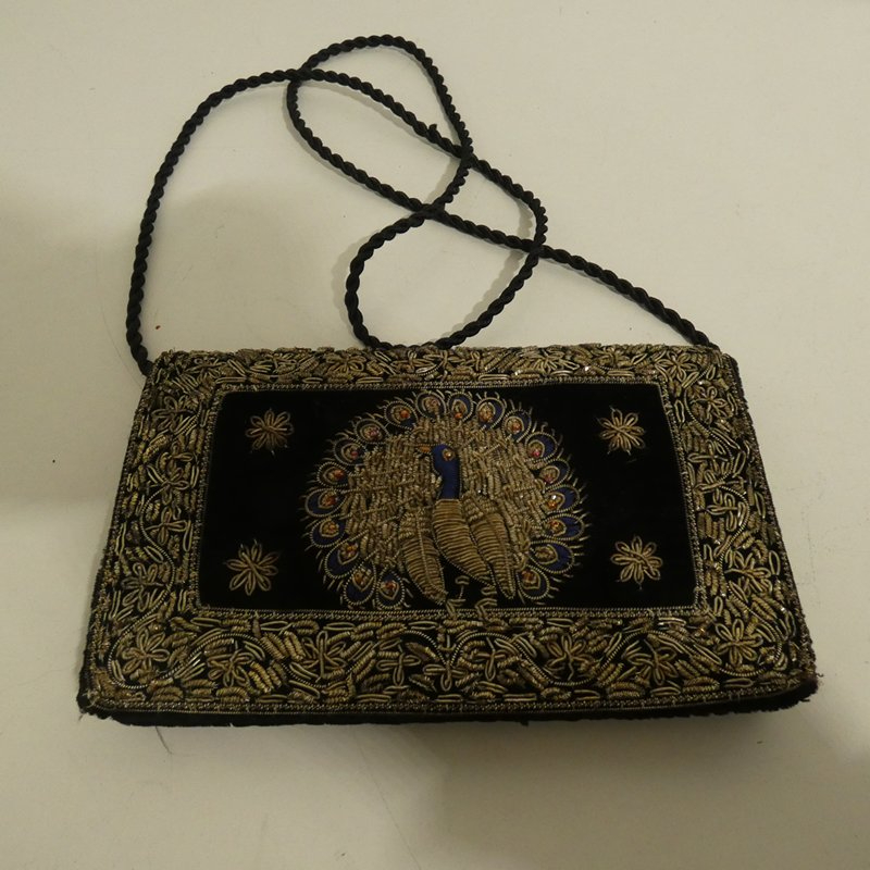Voir photo 5 de Pochette de soirée ancienne en velours brodé au fil doré et perles de rocaille Pochette de soirée ancienne en velours brodé au fil doré et perles de rocaille Très bon état reconditionné photo 5