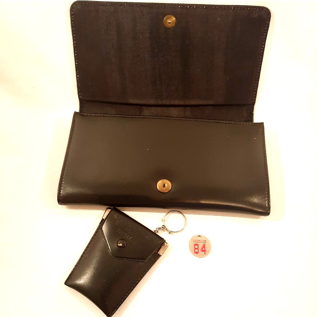 Voir photo 2 de Pochette et son porte-clés classique chic Pochette et son porte-clés classique chic Parfait état reconditionné photo 2