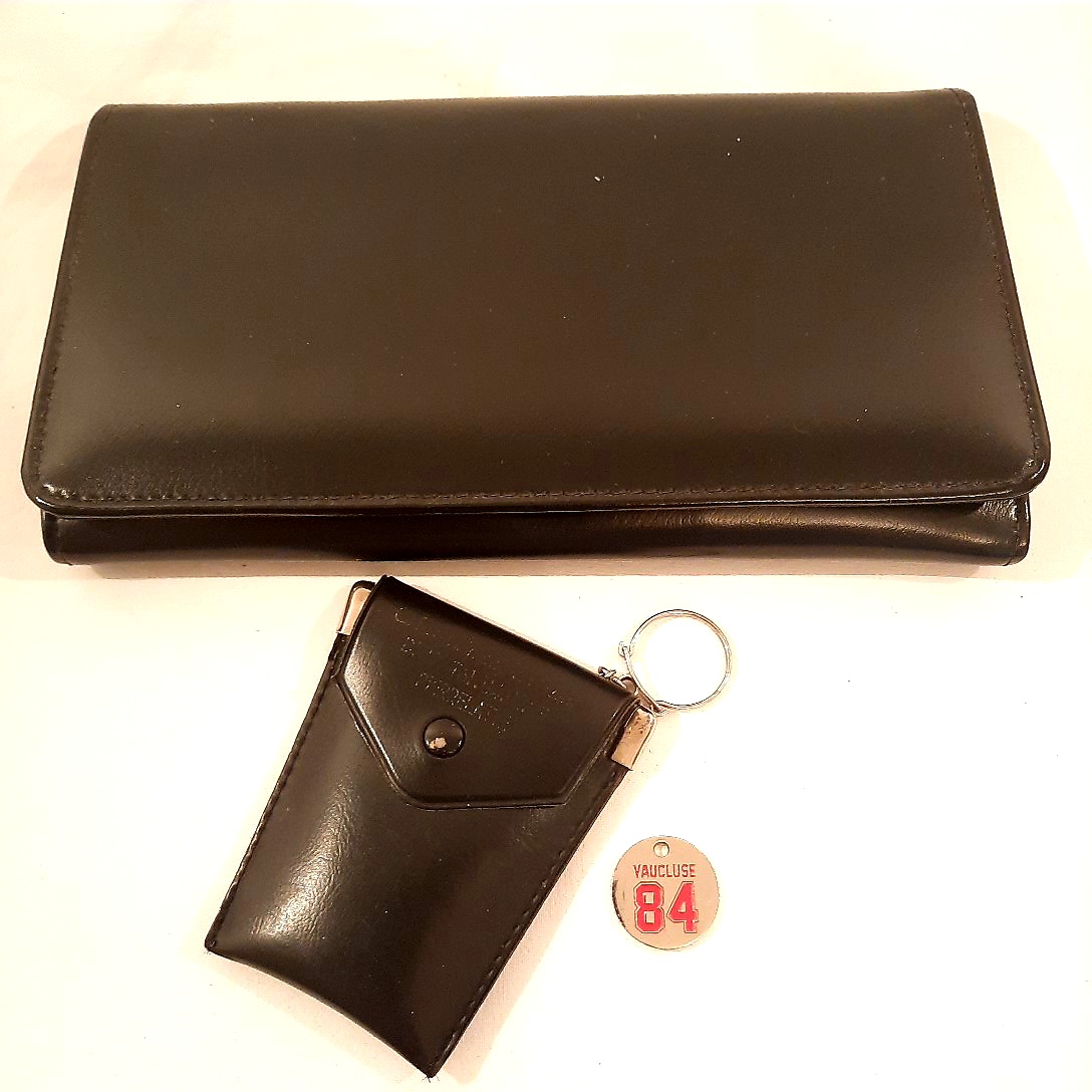 Pochette et son porte-clés classique chic Parfait état - 10,00 € Pochette et son porte-clés classique chic Parfait état reconditionné disponible sur Label Emmaüs