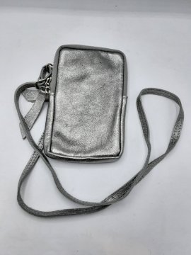 Acheter Pochette MISS REINETTE argentée de seconde main - 20,00 € Pochette MISS REINETTE argentée de seconde main reconditionné disponible sur Claquettes Market