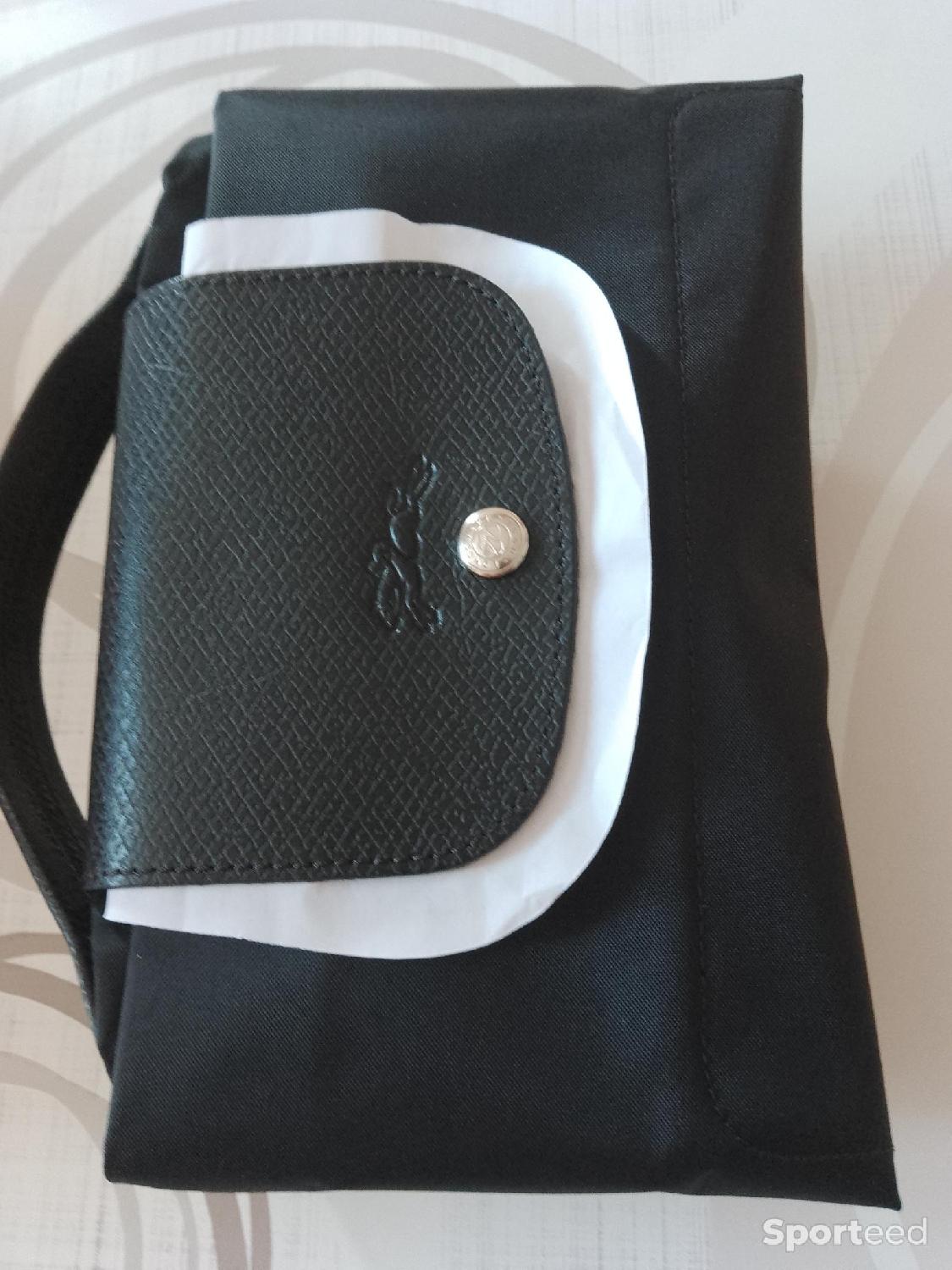 Pochette pliage Comme neuf (c'est déjà la condition standard) Longchamp reconditionné disponible sur Sporteed