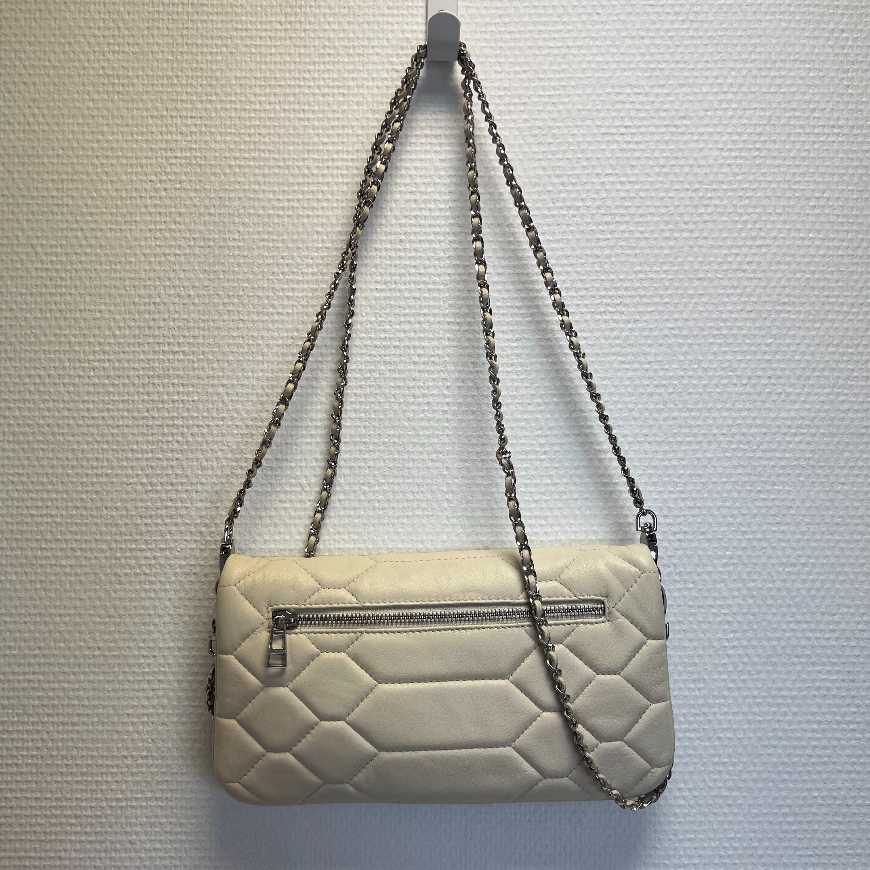 Voir photo 2 de Pochette Zadig & Voltaire Rock cuir blanc écru matelassé Pochette Zadig & Voltaire Rock cuir blanc écru matelassé Parfait état reconditionné photo 2