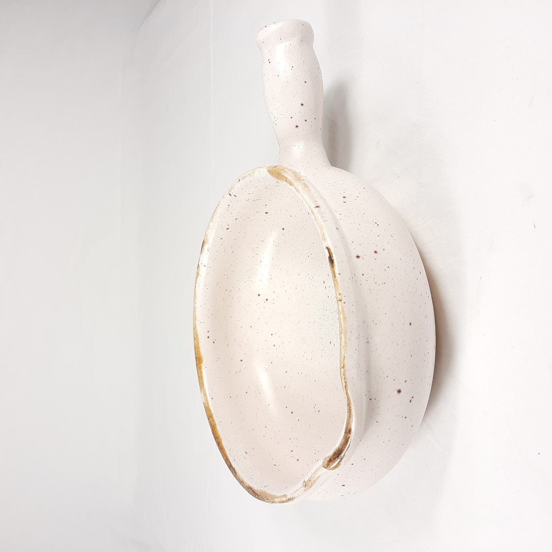 Acheter POÊLON en terre à feu blanc cassé et brun de style rustique. - 10,00 € POÊLON en terre à feu blanc cassé et brun de style rustique. reconditionné disponible sur Label Emmaüs