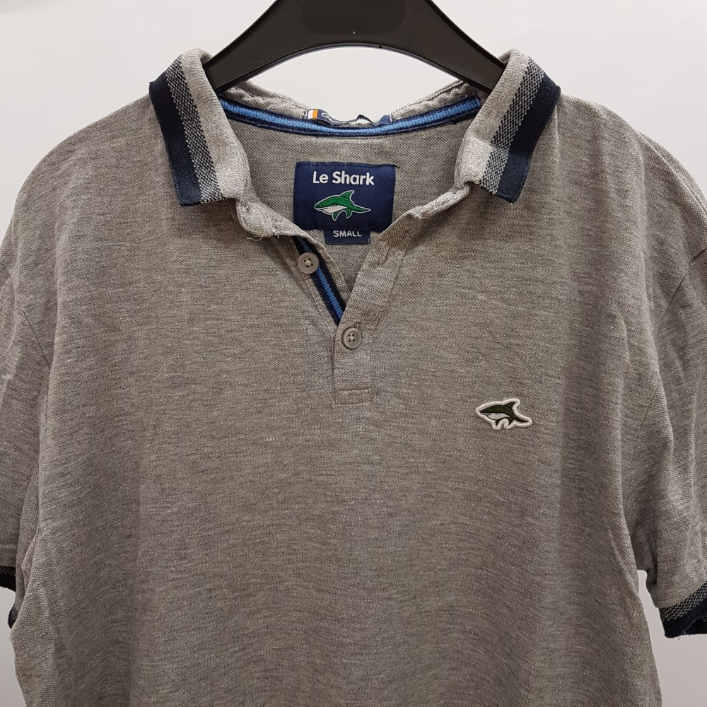 Voir photo 4 de Polo gris - LE SHARK - Taille S Polo gris - LE SHARK - Taille S Très bon état reconditionné photo 4