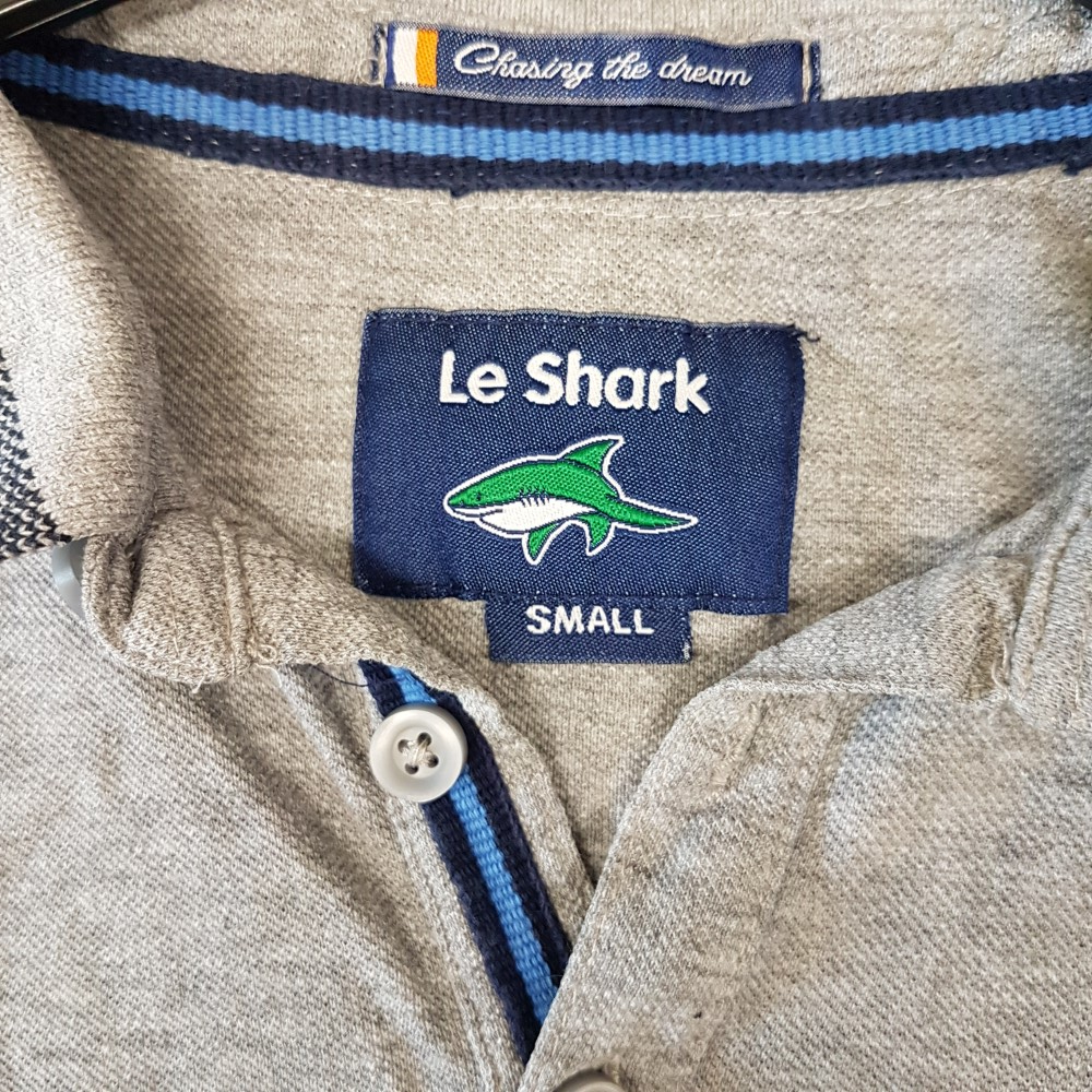 Voir photo 5 de Polo gris - LE SHARK - Taille S Polo gris - LE SHARK - Taille S Très bon état reconditionné photo 5