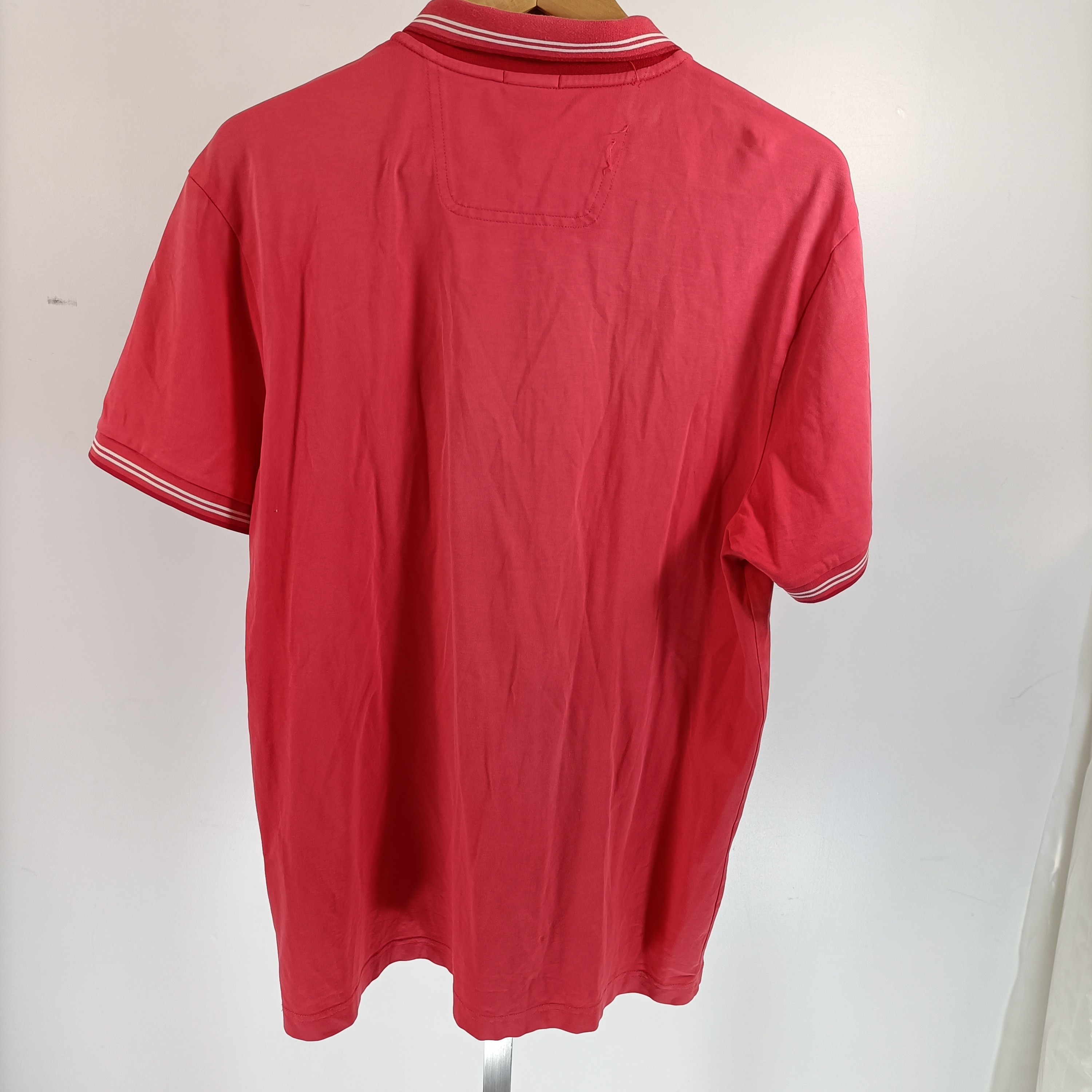 Voir photo 3 de Polo homme Hugo Boss XL rouge coton slim fit col rayé casual chic Polo homme Hugo Boss XL rouge coton slim fit col rayé casual chic Bon état reconditionné photo 3