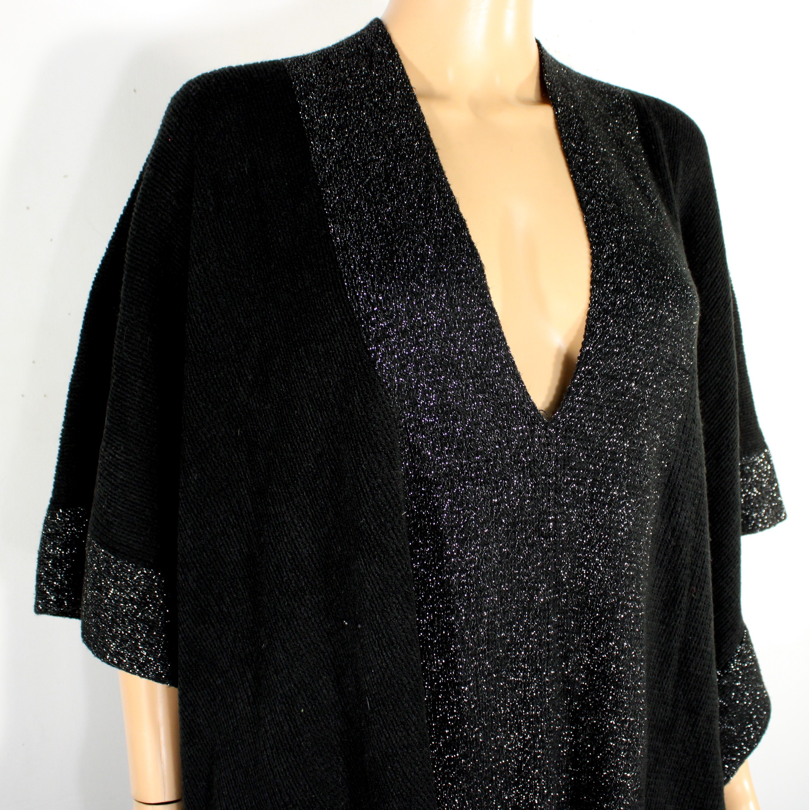 Voir photo 2 de Poncho Femme Noir & Argent Taille Estimée T. Unique Poncho Femme Noir & Argent Taille Estimée T. Unique Bon état reconditionné photo 2